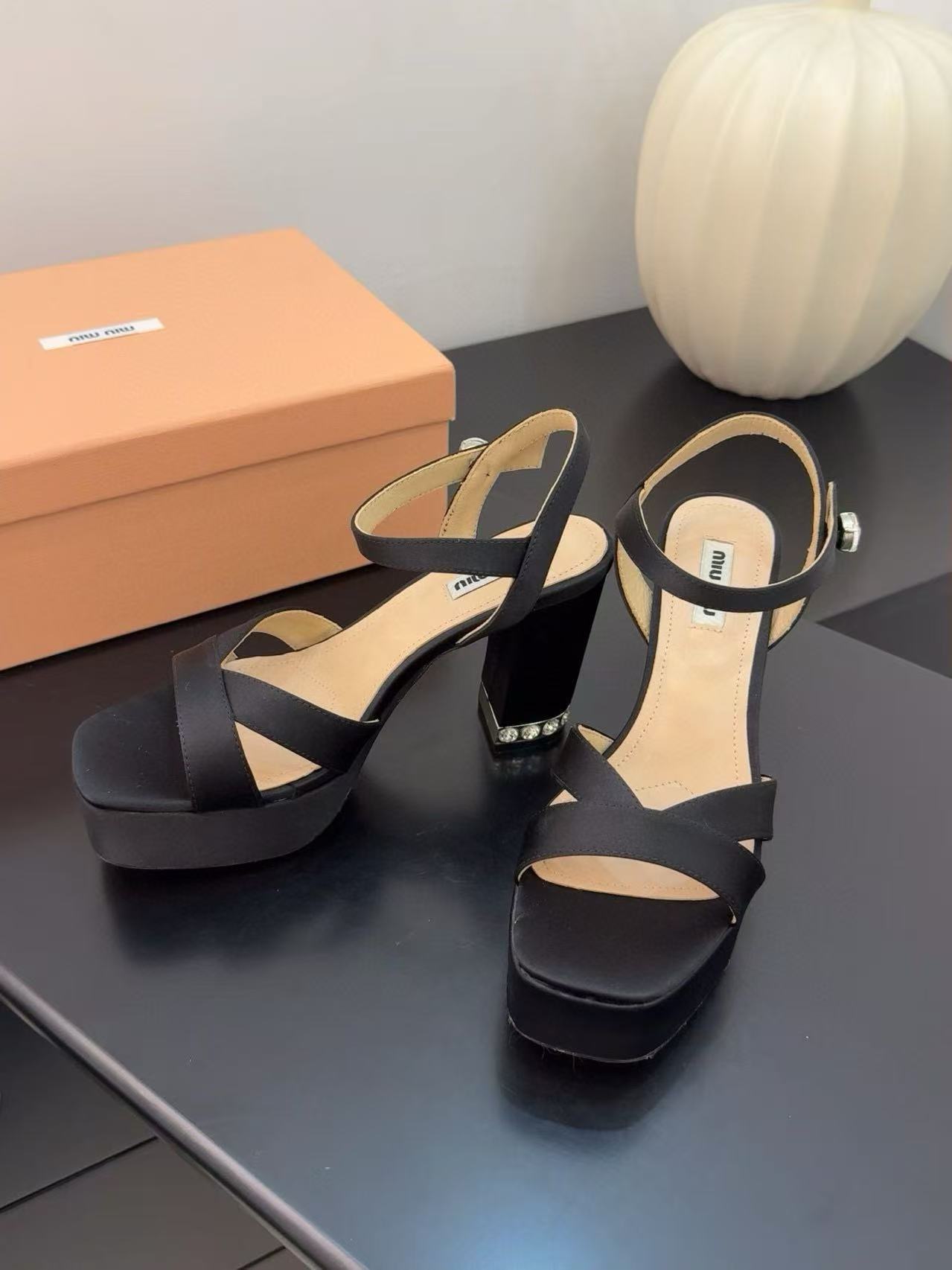 M1UM1U 高品質ダイヤモンド入りハイヒールサンダル【50％割引+送料無料】