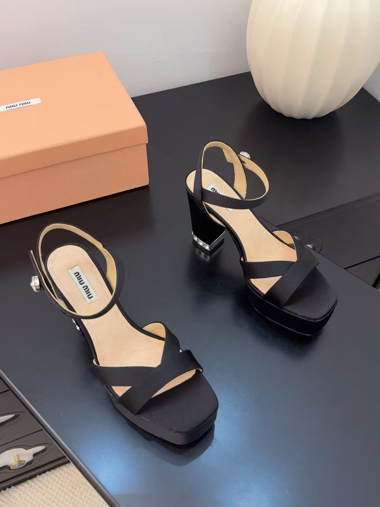 M1UM1U 高品質ダイヤモンド入りハイヒールサンダル【50％割引+送料無料】