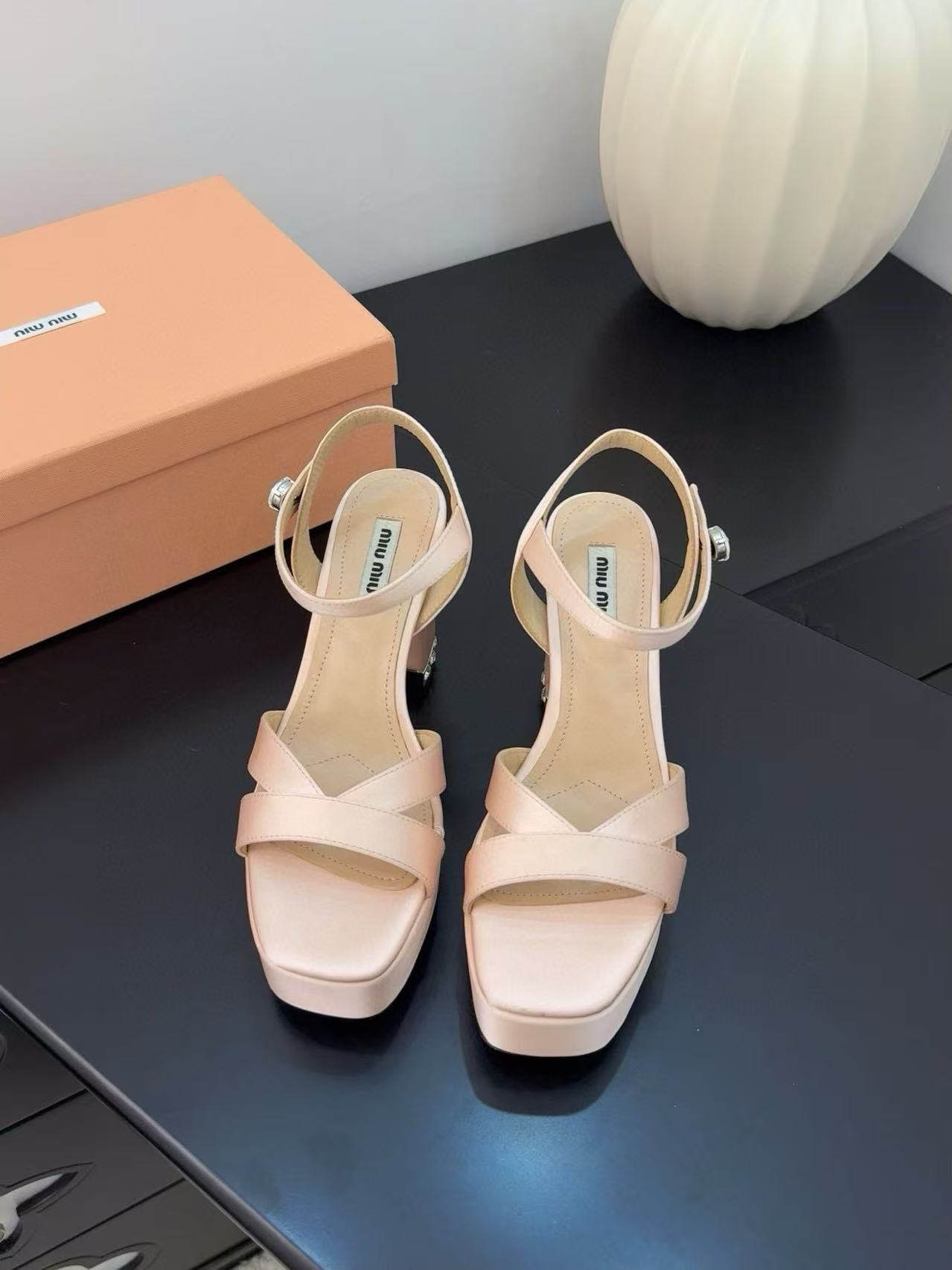 M1UM1U 高品質ダイヤモンド入りハイヒールサンダル【50％割引+送料無料】