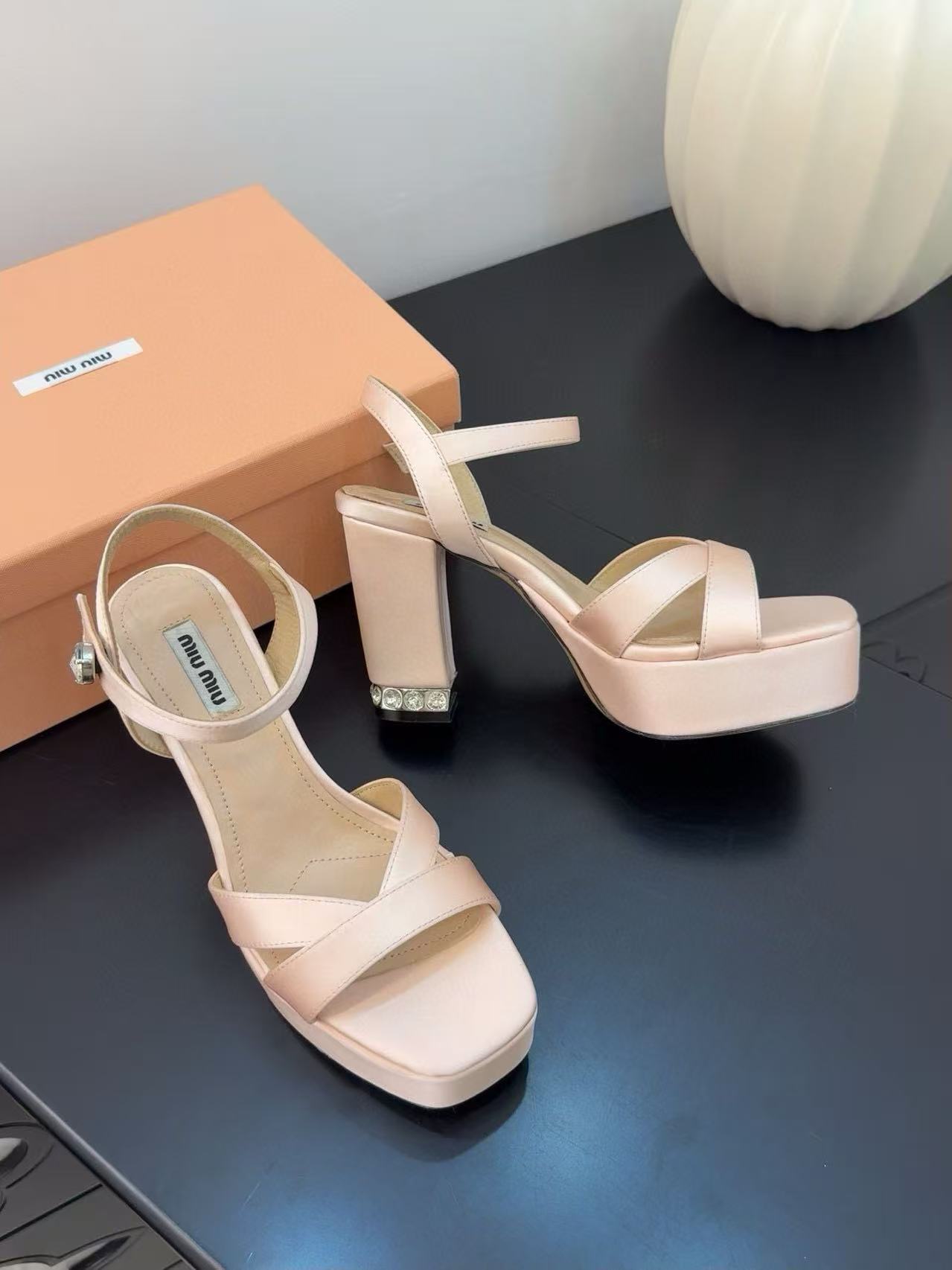 M1UM1U 高品質ダイヤモンド入りハイヒールサンダル【50％割引+送料無料】