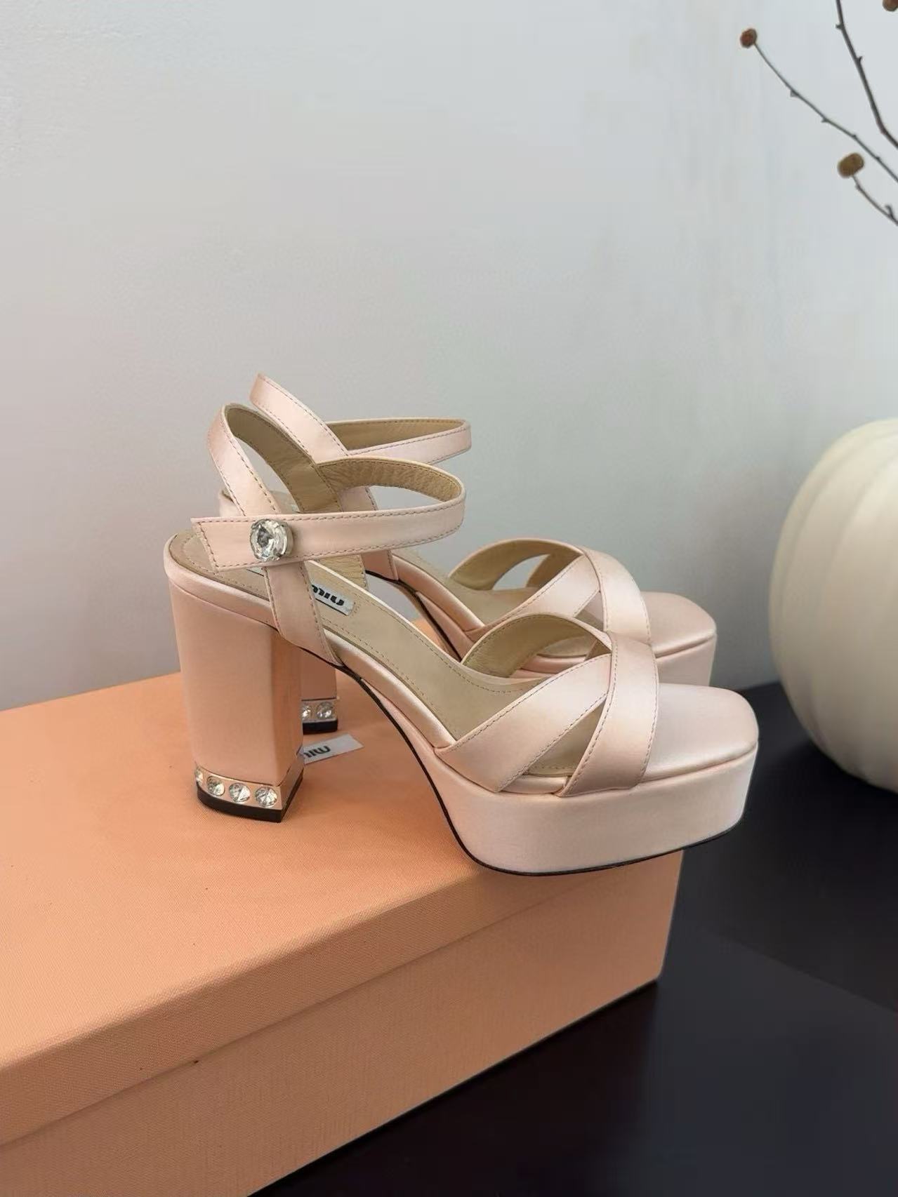 M1UM1U 高品質ダイヤモンド入りハイヒールサンダル【50％割引+送料無料】