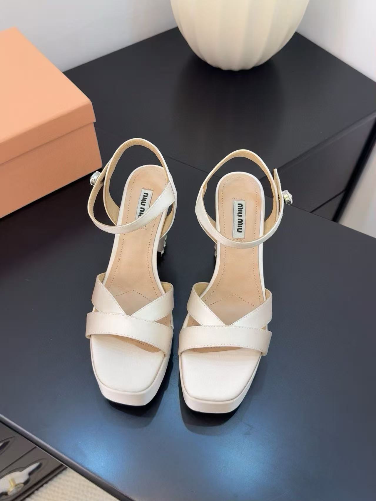 M1UM1U 高品質ダイヤモンド入りハイヒールサンダル【50％割引+送料無料】