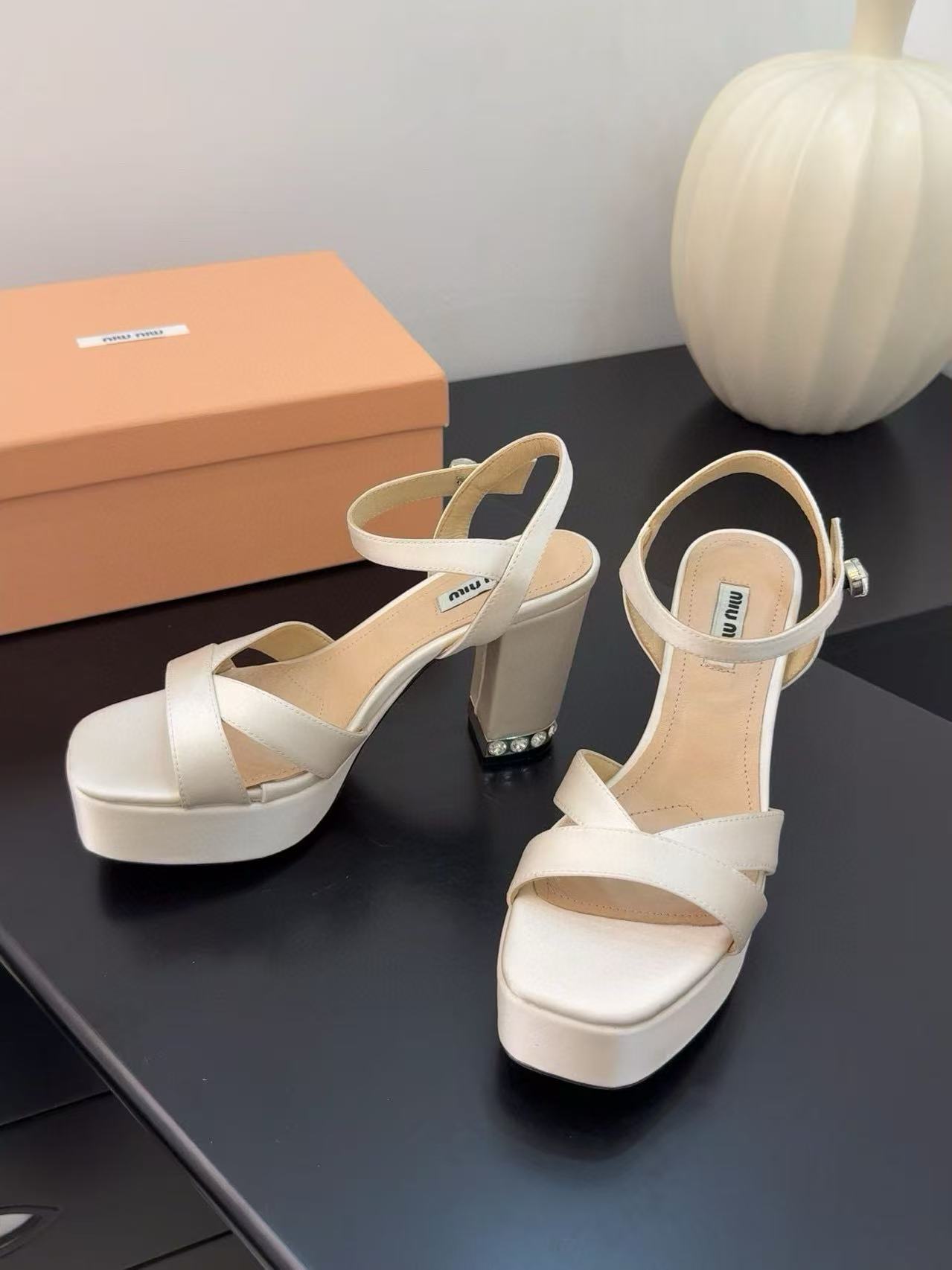 M1UM1U 高品質ダイヤモンド入りハイヒールサンダル【50％割引+送料無料】