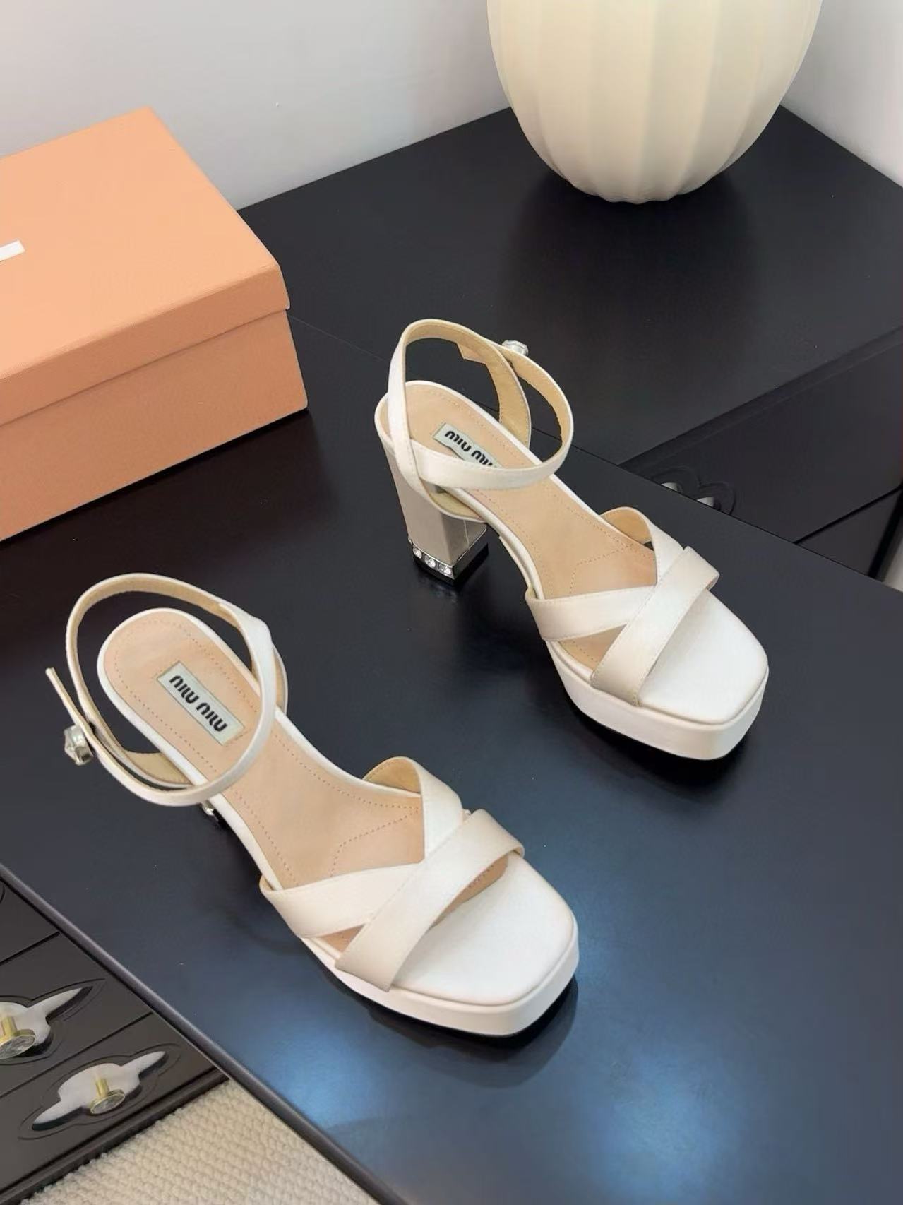 M1UM1U 高品質ダイヤモンド入りハイヒールサンダル【50％割引+送料無料】