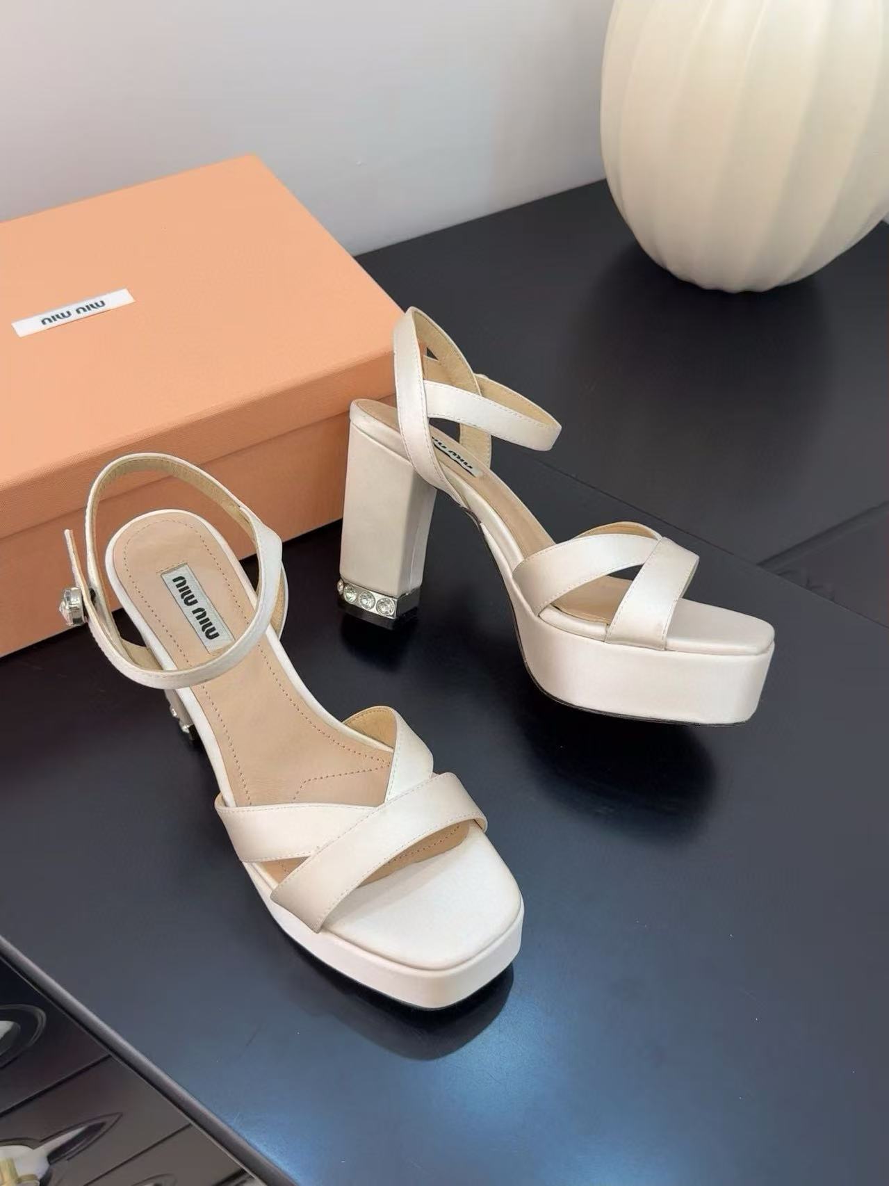 M1UM1U 高品質ダイヤモンド入りハイヒールサンダル【50％割引+送料無料】