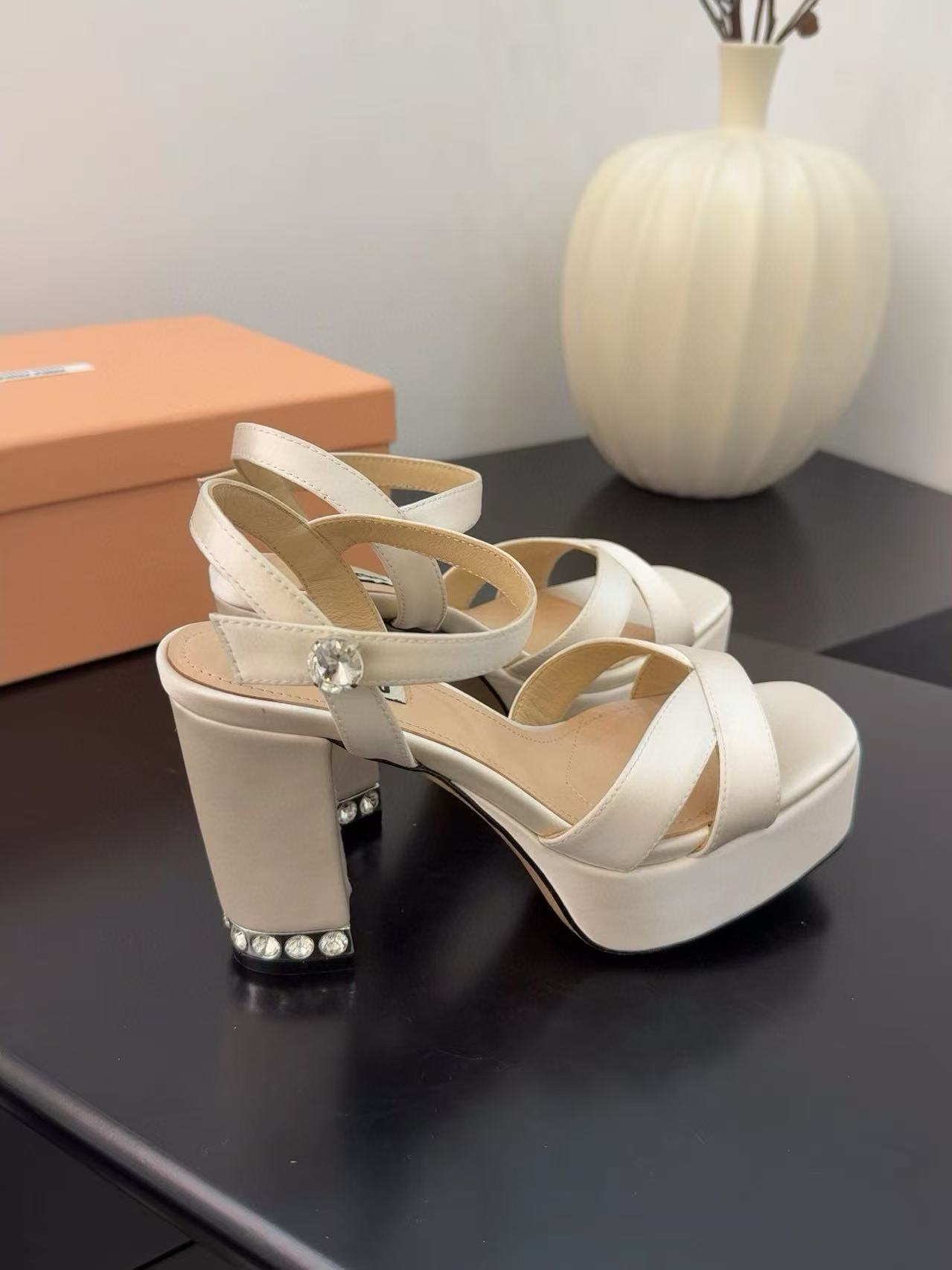 M1UM1U 高品質ダイヤモンド入りハイヒールサンダル【50％割引+送料無料】