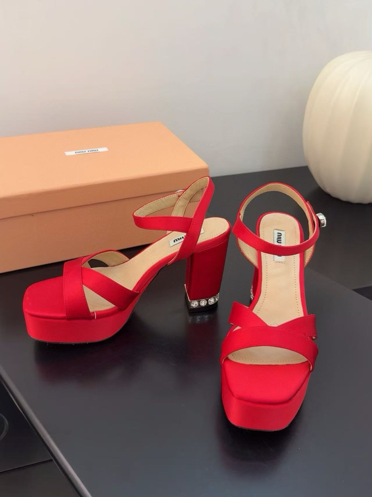 M1UM1U 高品質ダイヤモンド入りハイヒールサンダル【50％割引+送料無料】