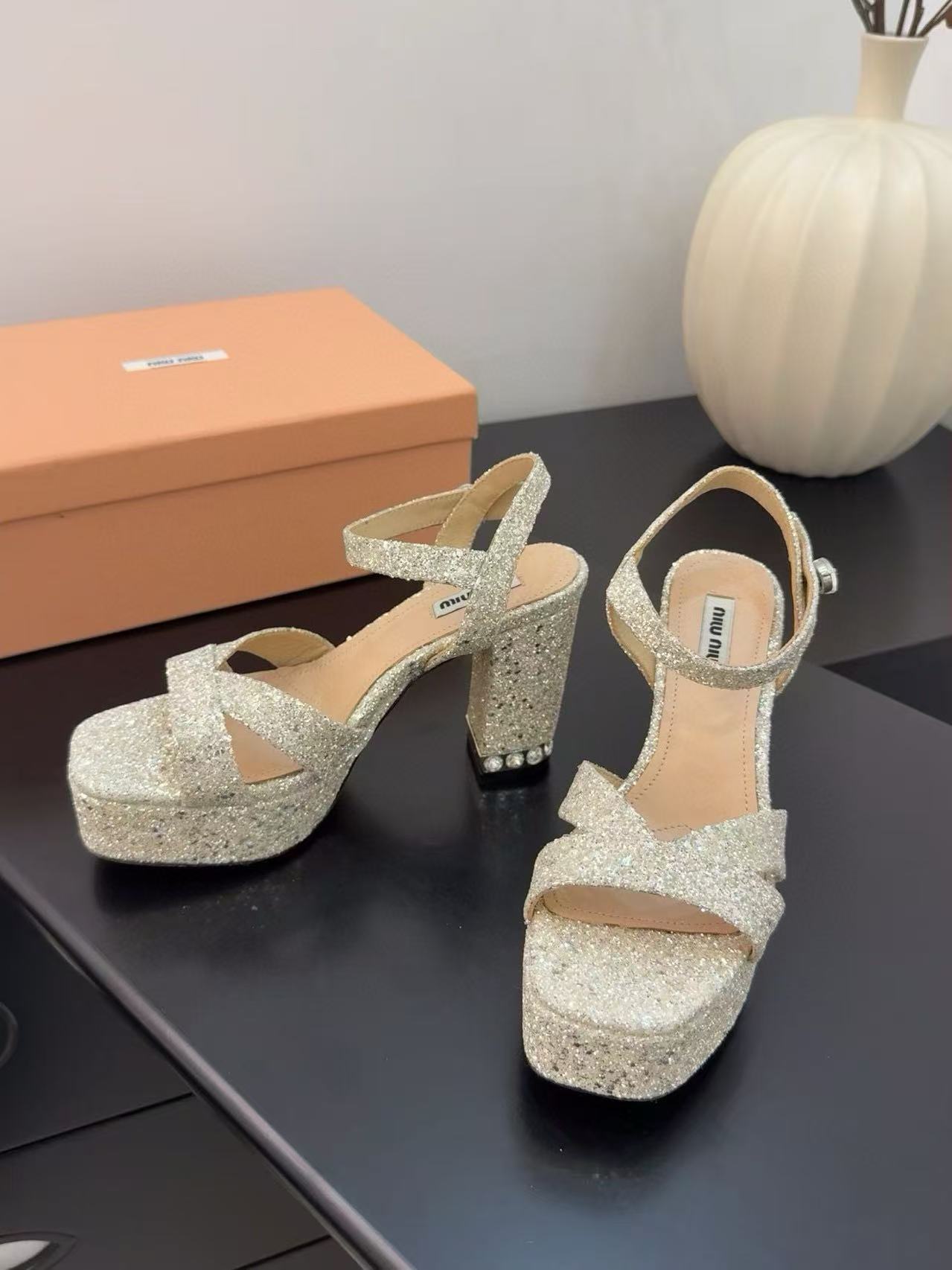 M1UM1U 高品質ダイヤモンド入りハイヒールサンダル【50％割引+送料無料】