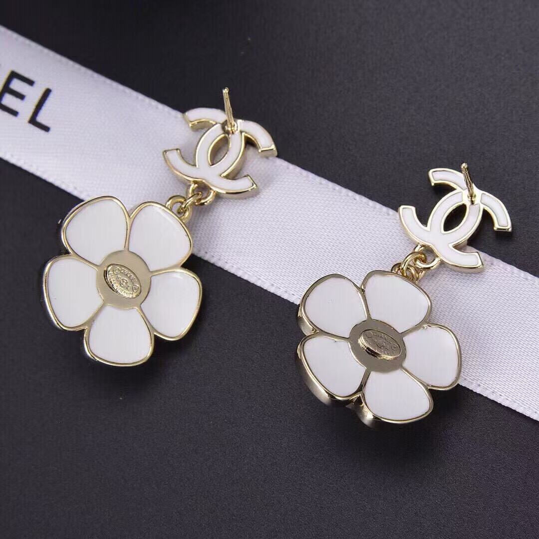 CHANE1 ホワイト ダブル C カメリア スタッド ピアス【 50％割引+送料無料】