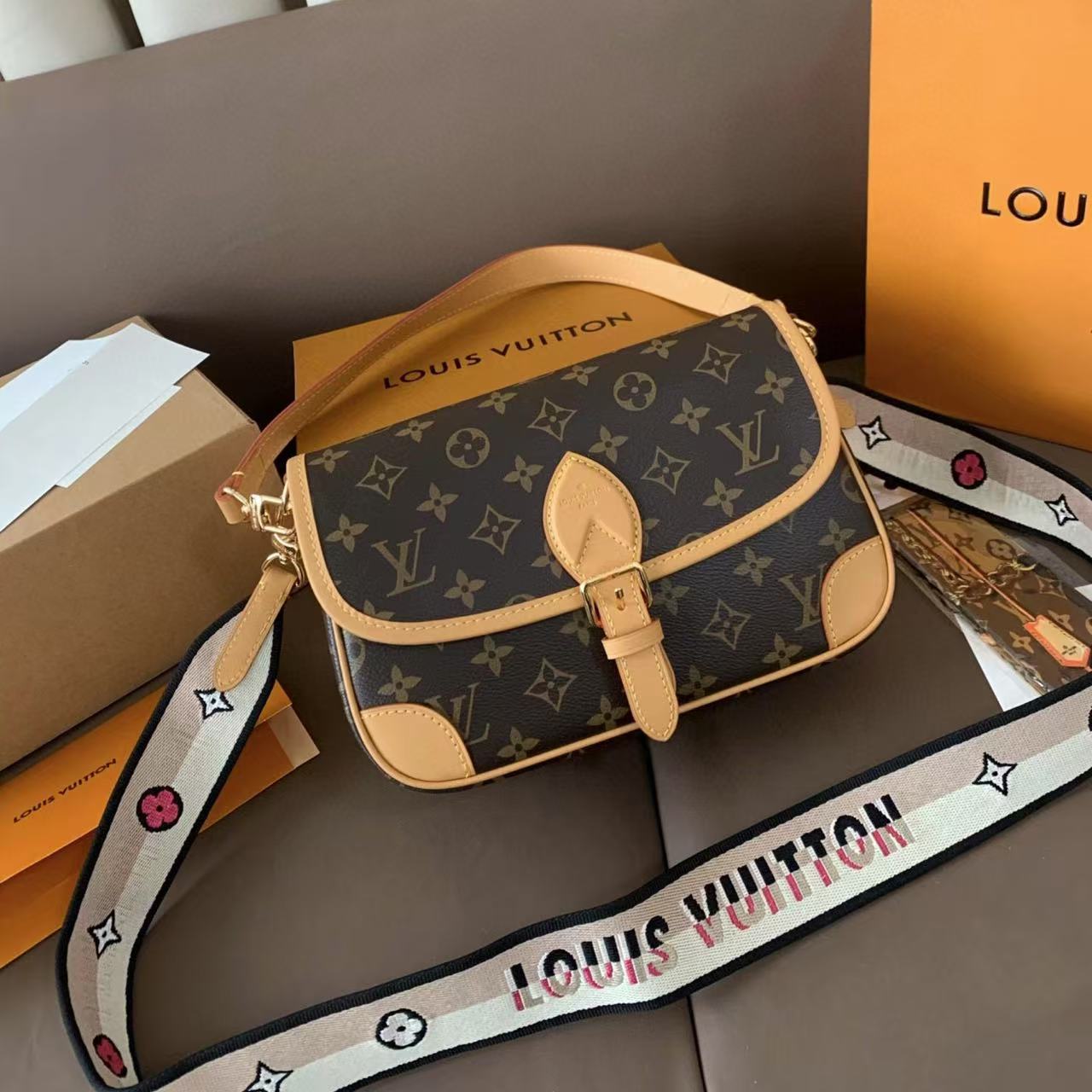 LV オールドフラワー エナメル ショルダー クロスボディバッグ【 50％割引+送料無料】