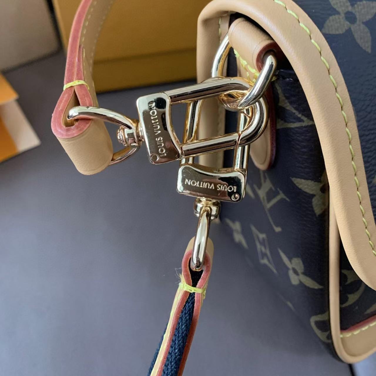 LV オールドフラワー エナメル ショルダー クロスボディバッグ【 50％割引+送料無料】