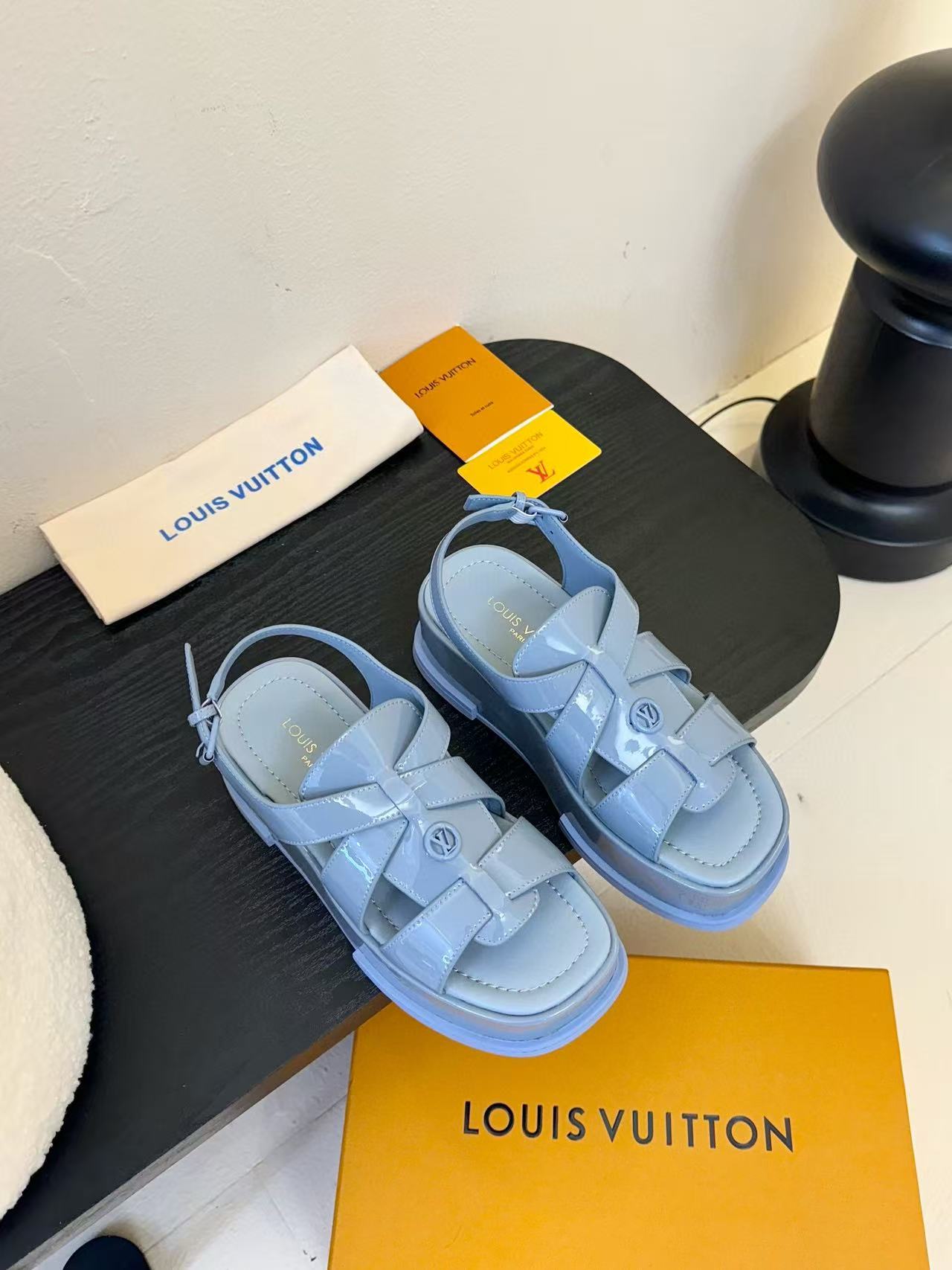 LVの高品質スムースレザー厚底サンダル【50％割引+送料無料】