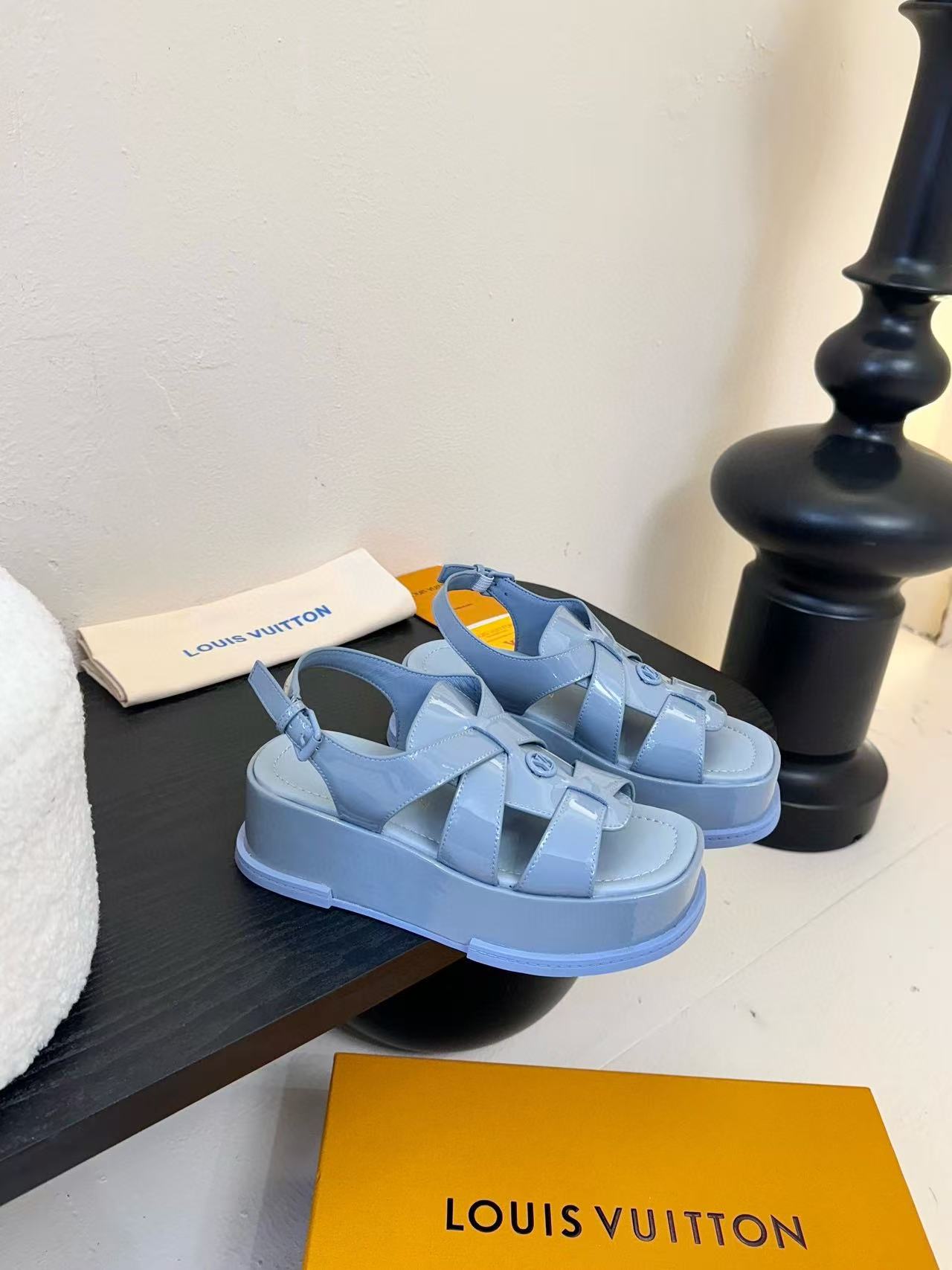 LVの高品質スムースレザー厚底サンダル【50％割引+送料無料】