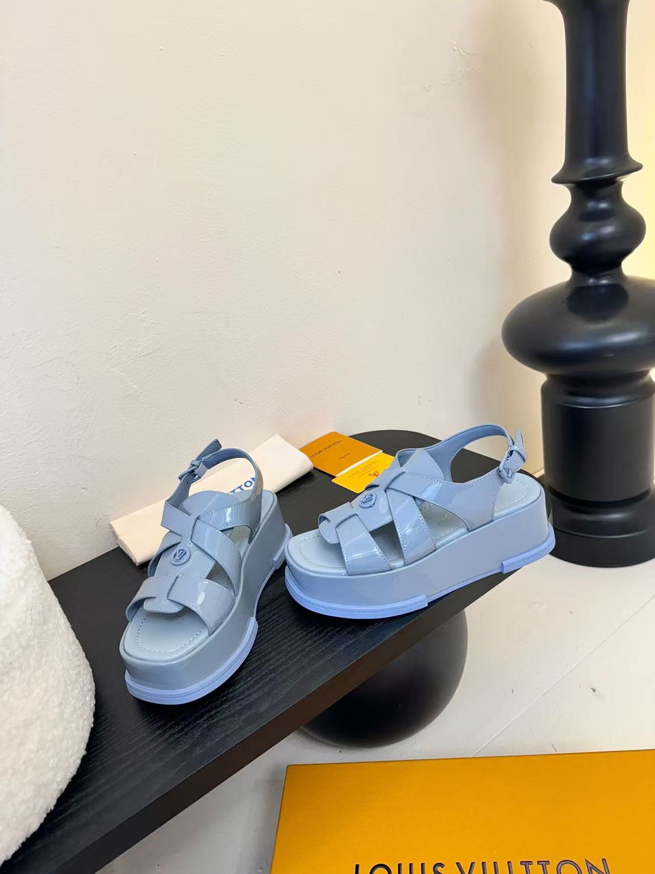 LVの高品質スムースレザー厚底サンダル【50％割引+送料無料】