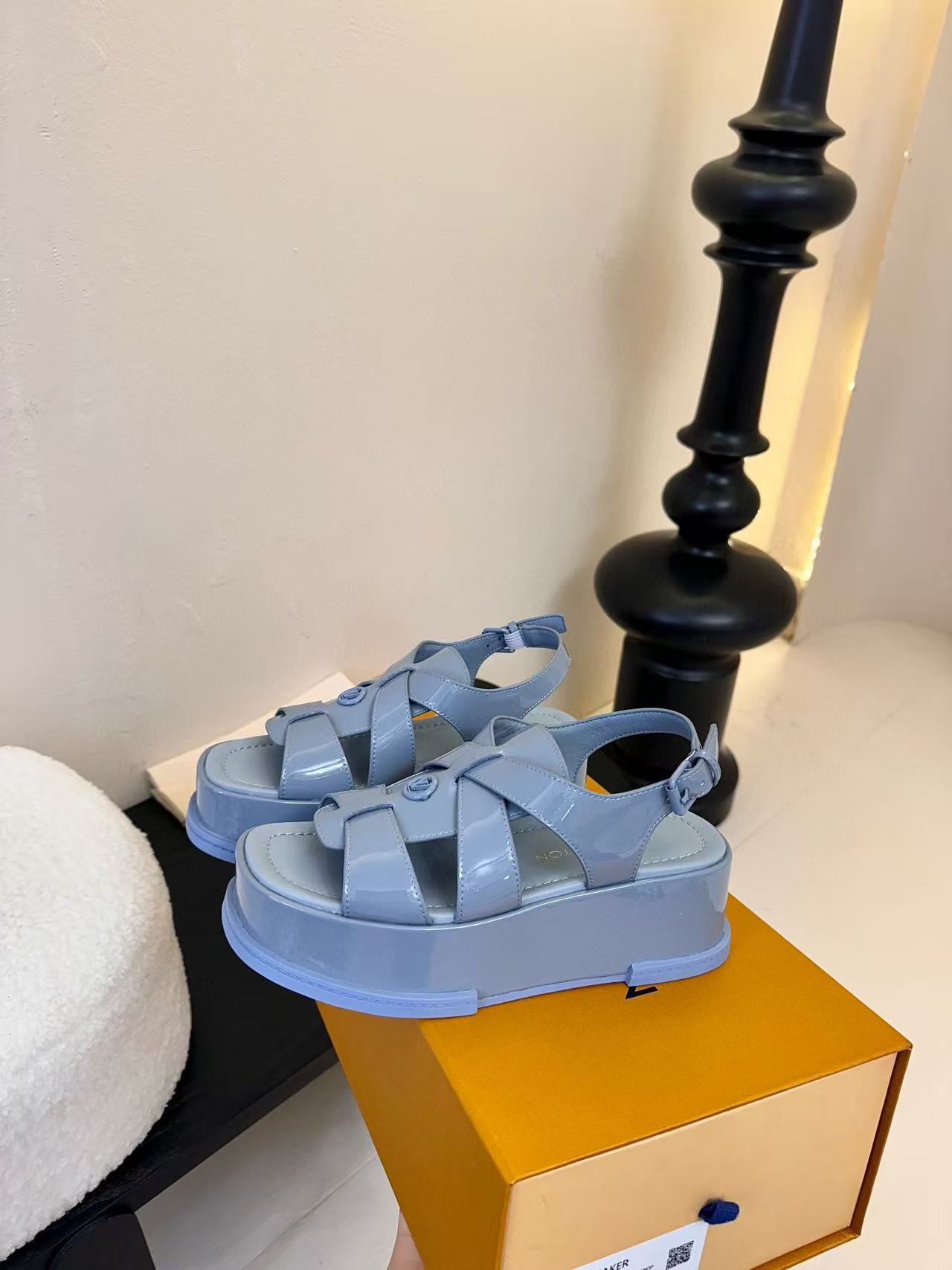 LVの高品質スムースレザー厚底サンダル【50％割引+送料無料】