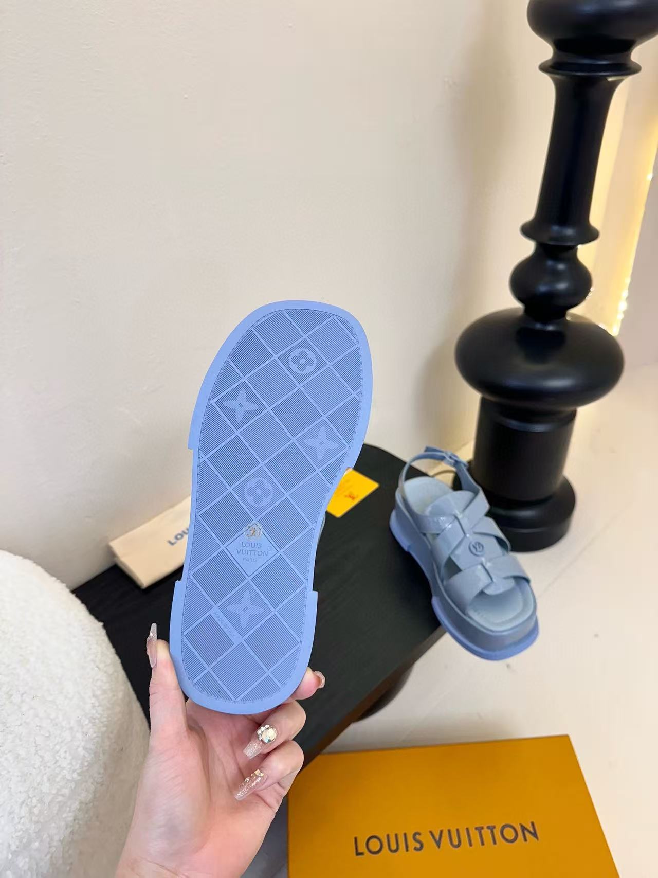 LVの高品質スムースレザー厚底サンダル【50％割引+送料無料】