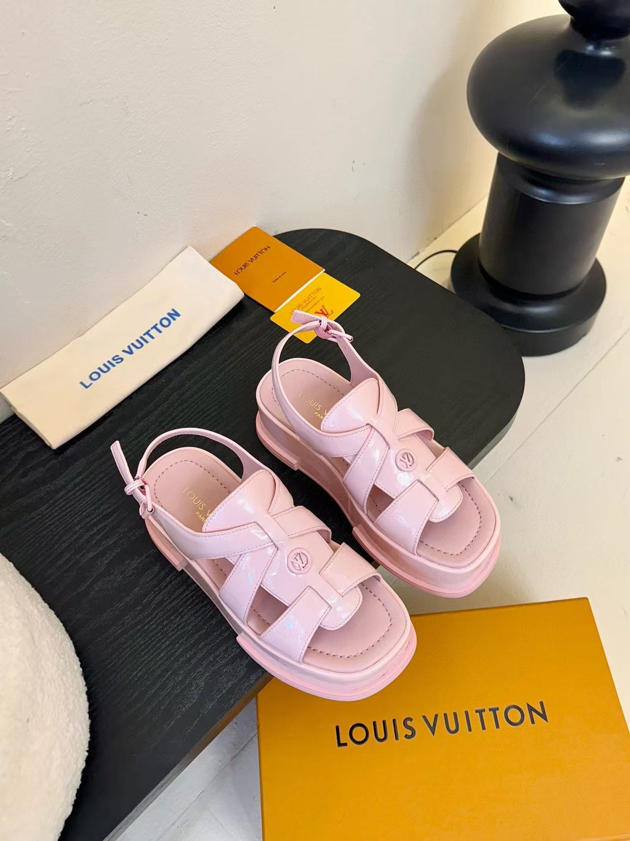 LVの高品質スムースレザー厚底サンダル【50％割引+送料無料】