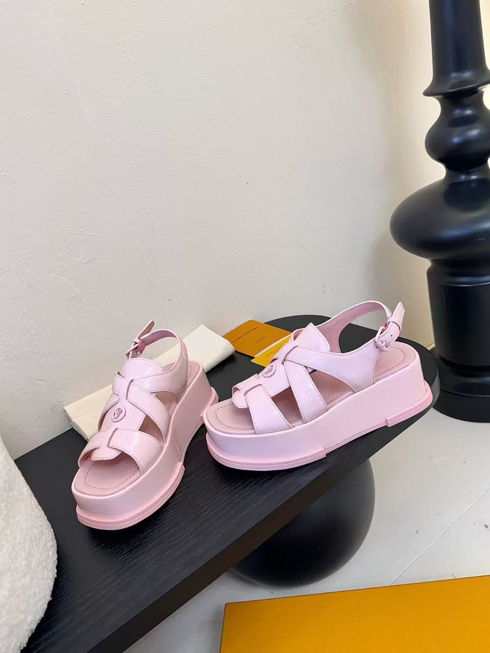 LVの高品質スムースレザー厚底サンダル【50％割引+送料無料】