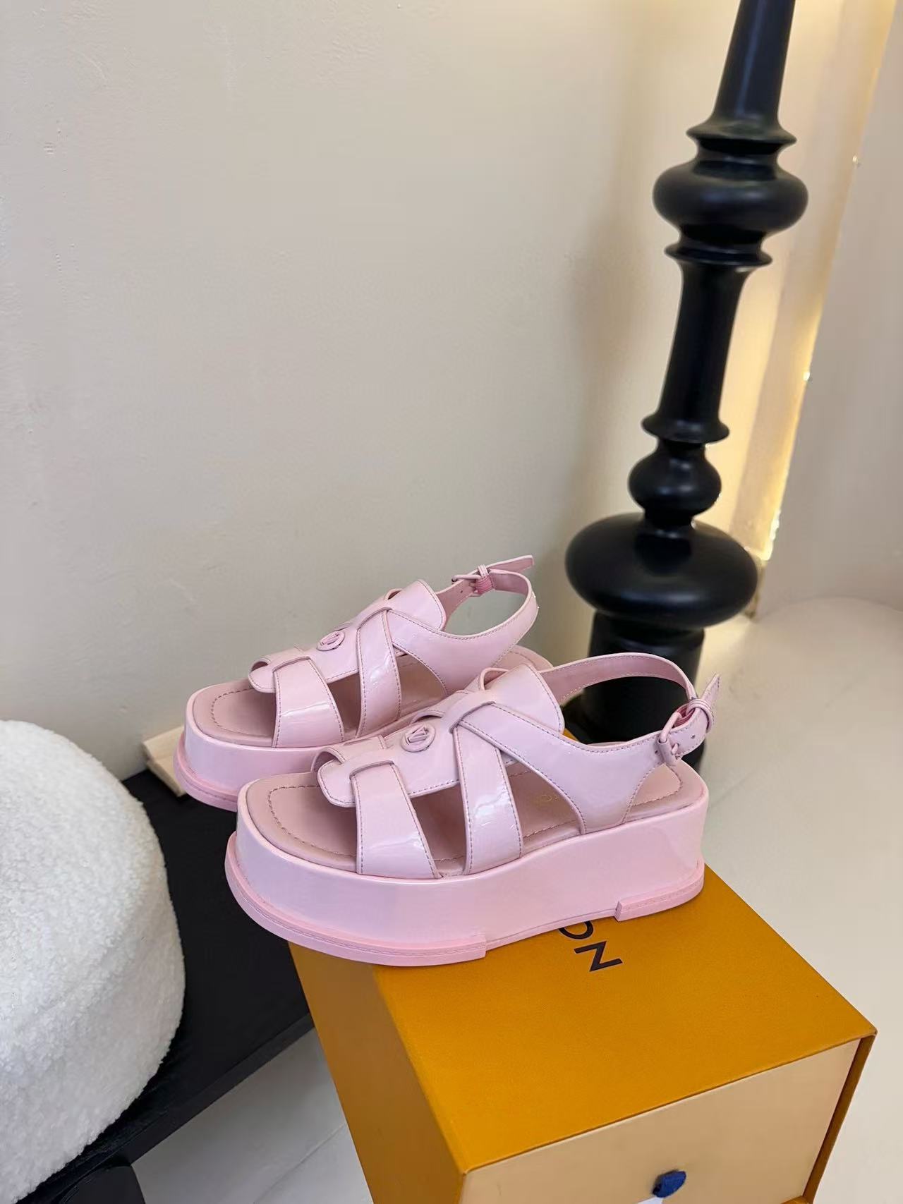 LVの高品質スムースレザー厚底サンダル【50％割引+送料無料】