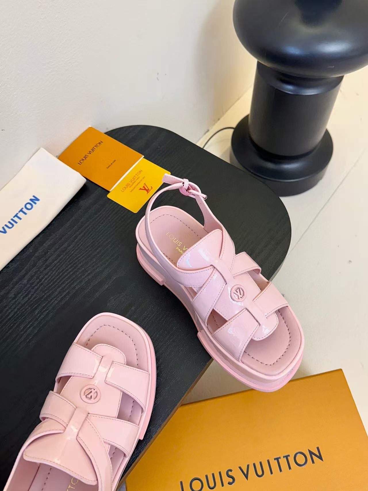LVの高品質スムースレザー厚底サンダル【50％割引+送料無料】