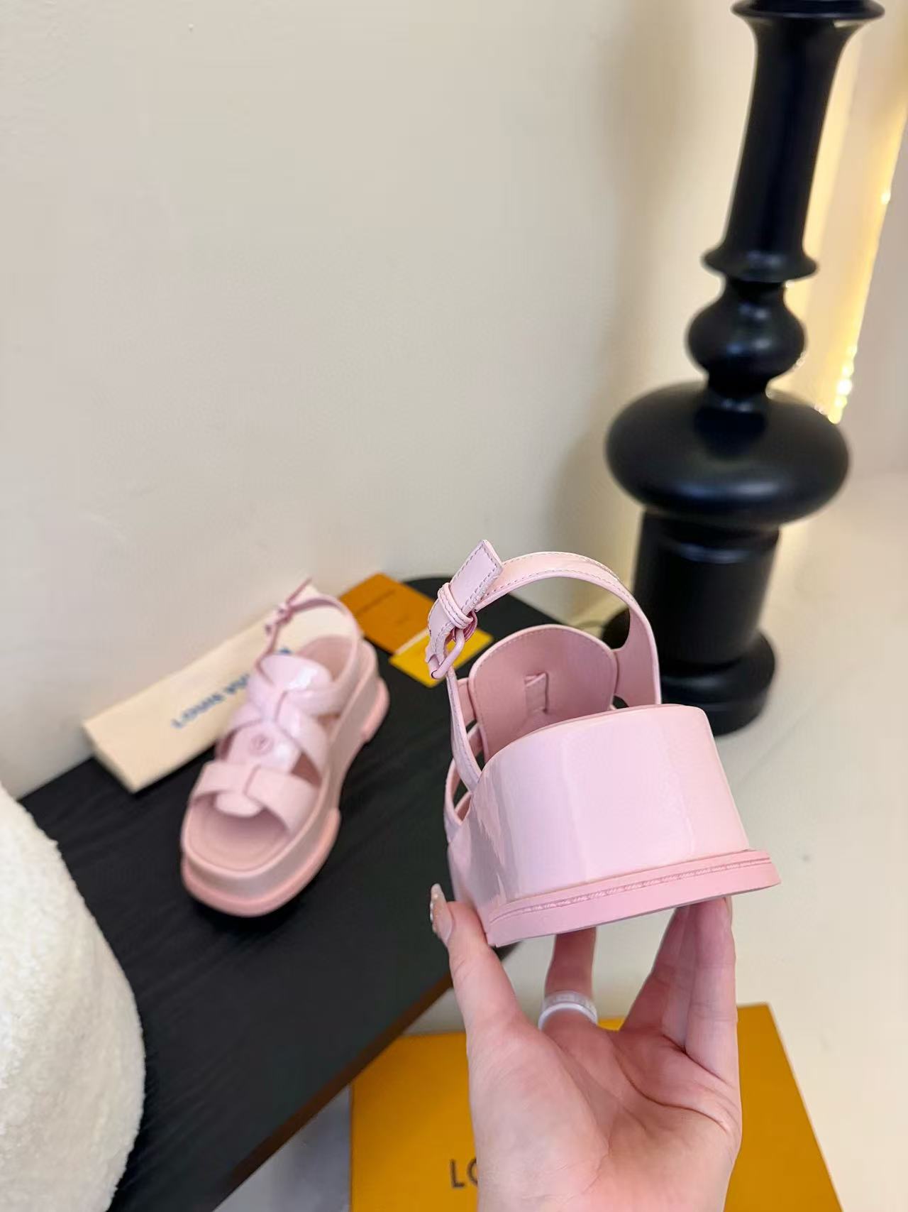 LVの高品質スムースレザー厚底サンダル【50％割引+送料無料】