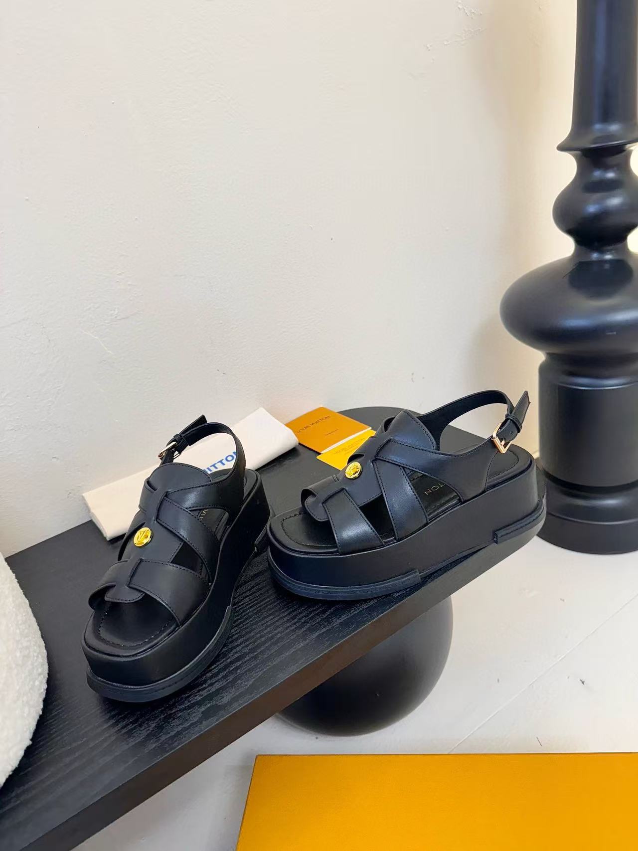 LVの高品質スムースレザー厚底サンダル【50％割引+送料無料】