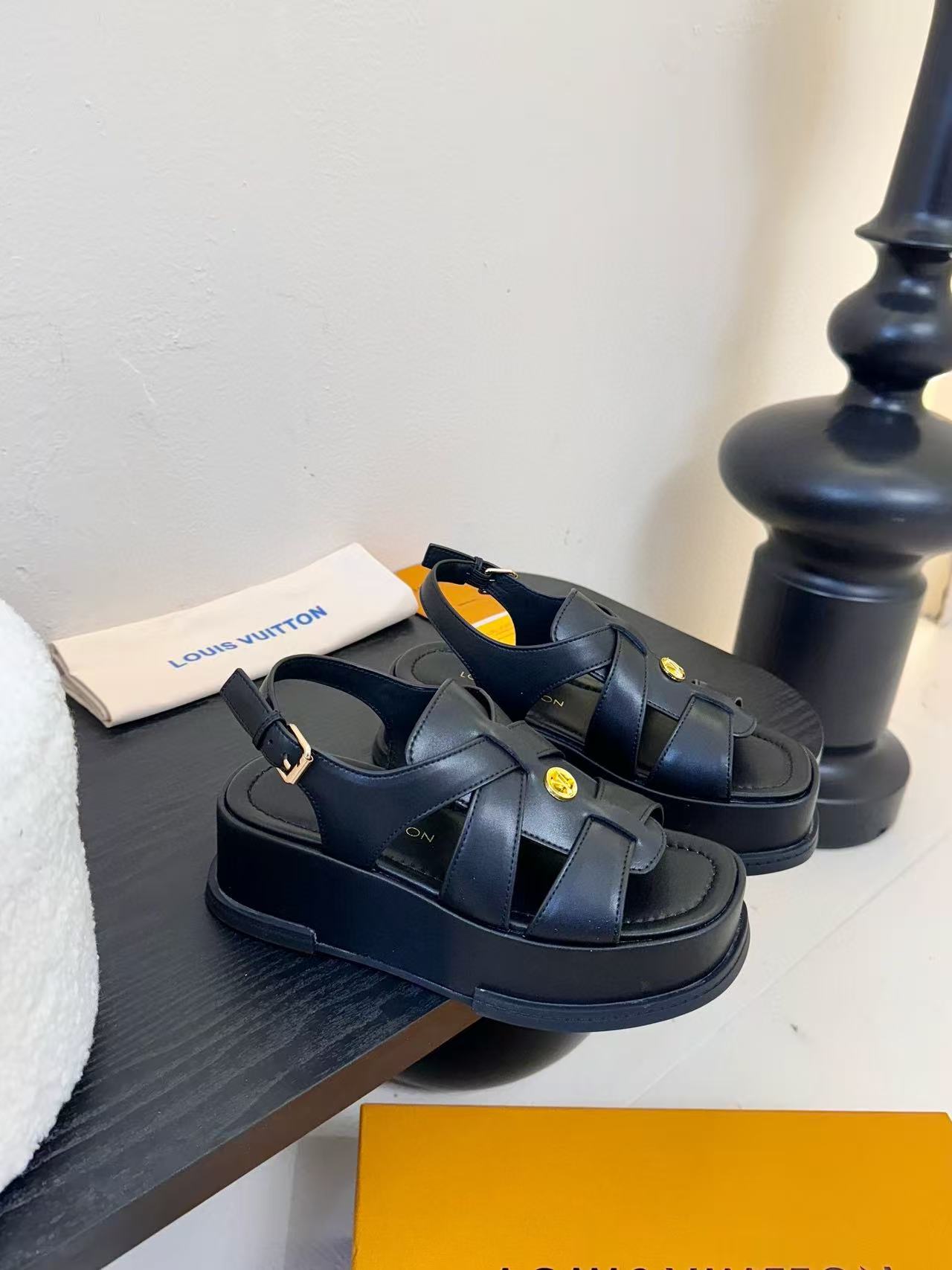 LVの高品質スムースレザー厚底サンダル【50％割引+送料無料】