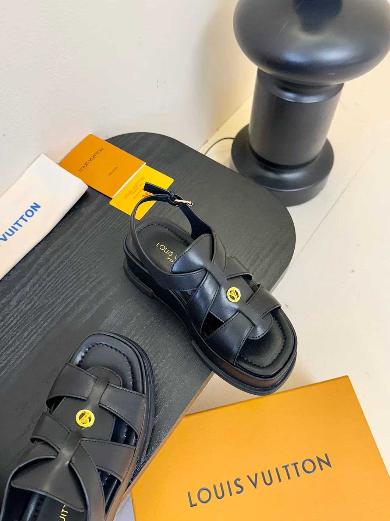 LVの高品質スムースレザー厚底サンダル【50％割引+送料無料】