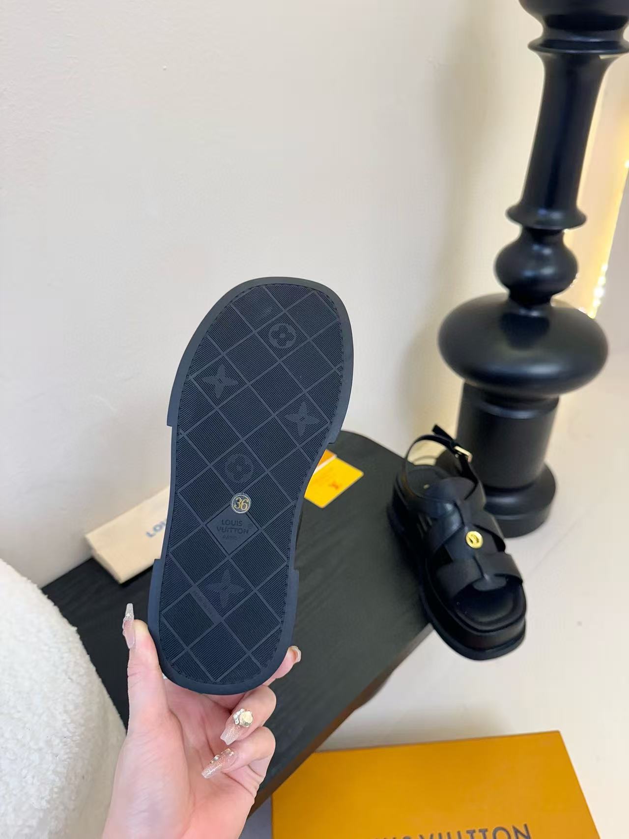 LVの高品質スムースレザー厚底サンダル【50％割引+送料無料】