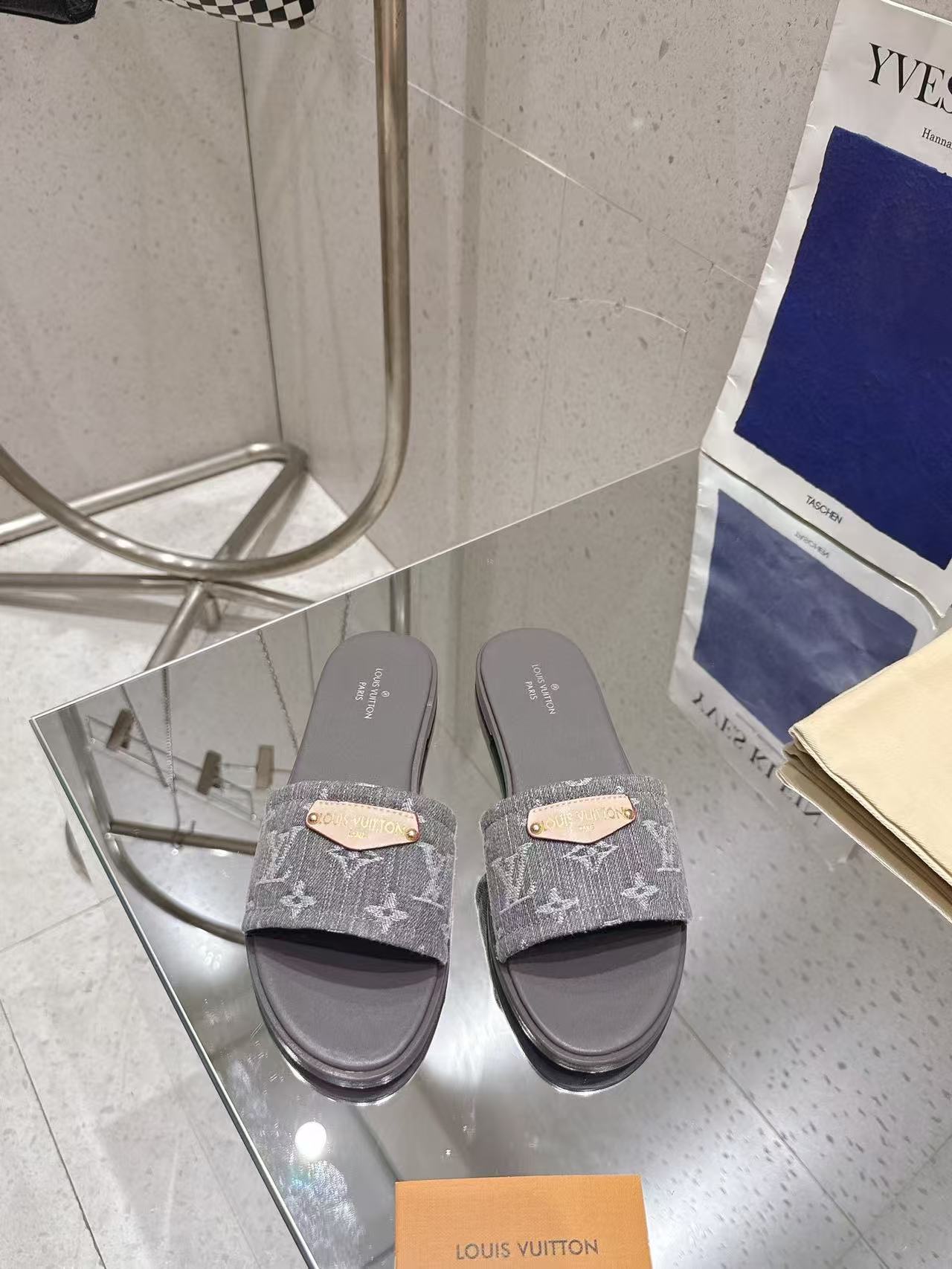 LVの高品質エンボス加工シープスキンスリッパ【50％割引+送料無料】