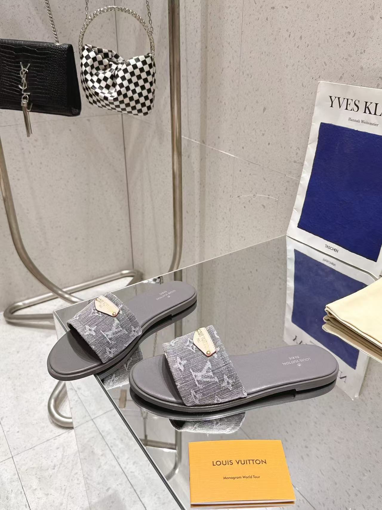 LVの高品質エンボス加工シープスキンスリッパ【50％割引+送料無料】