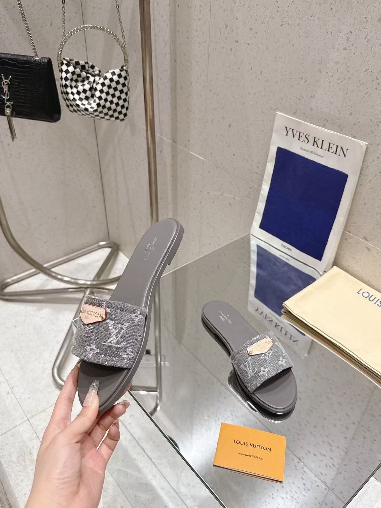 LVの高品質エンボス加工シープスキンスリッパ【50％割引+送料無料】