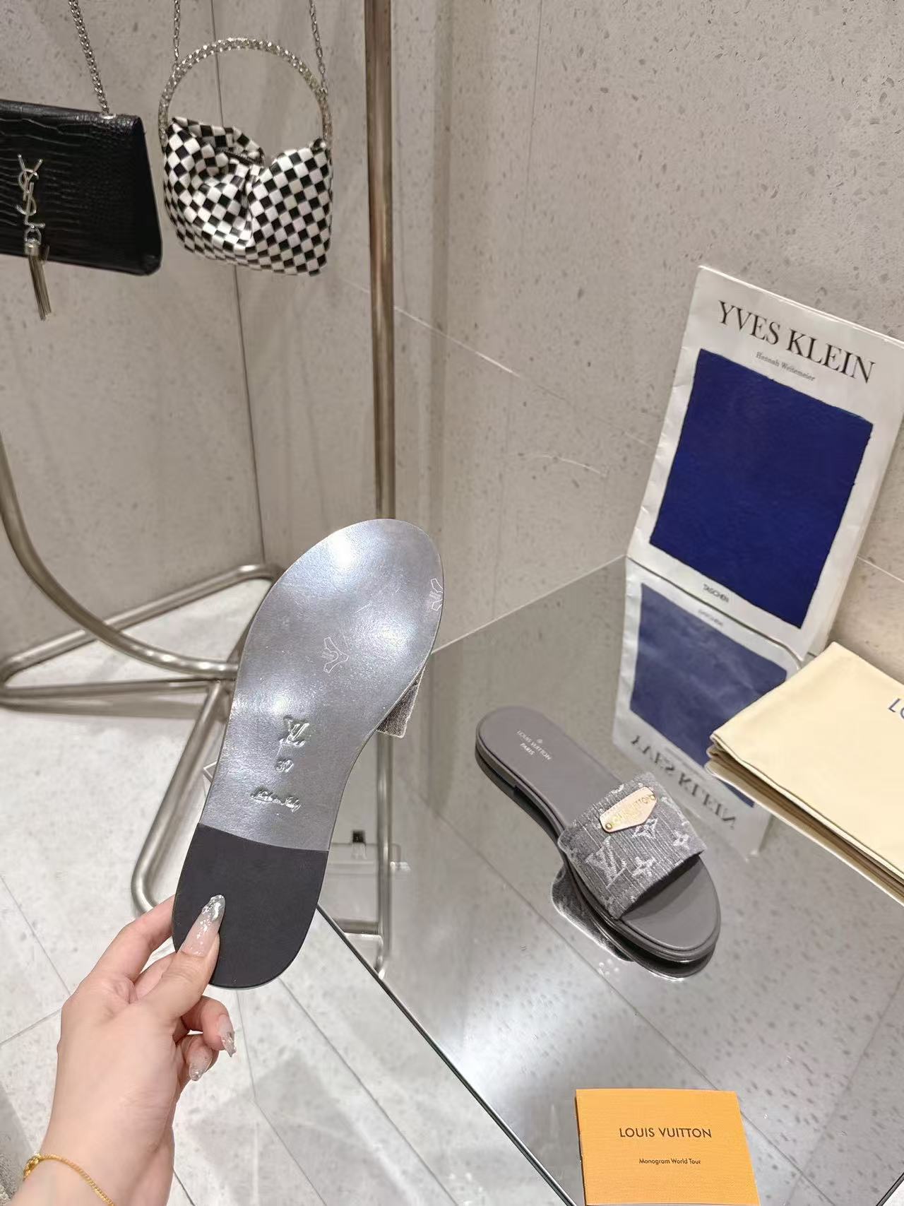 LVの高品質エンボス加工シープスキンスリッパ【50％割引+送料無料】