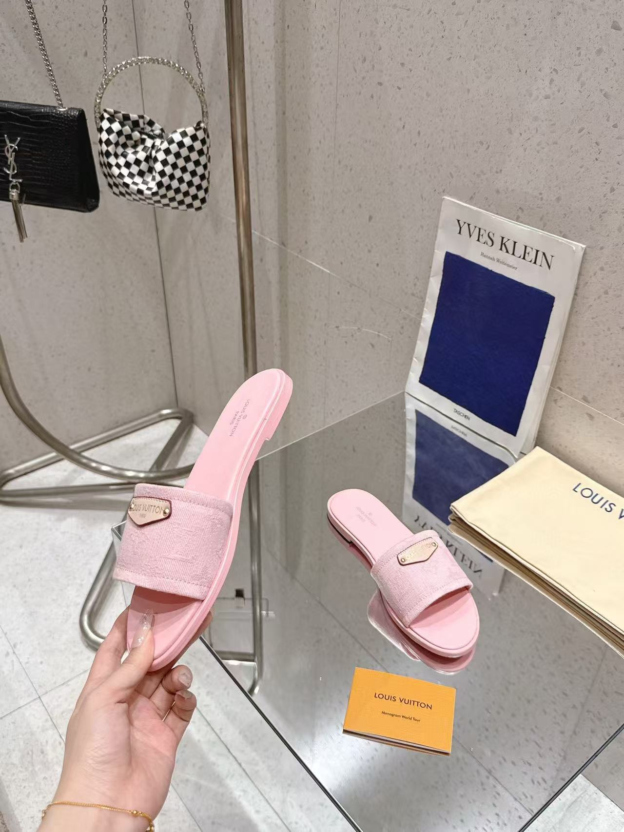 LVの高品質エンボス加工シープスキンスリッパ【50％割引+送料無料】