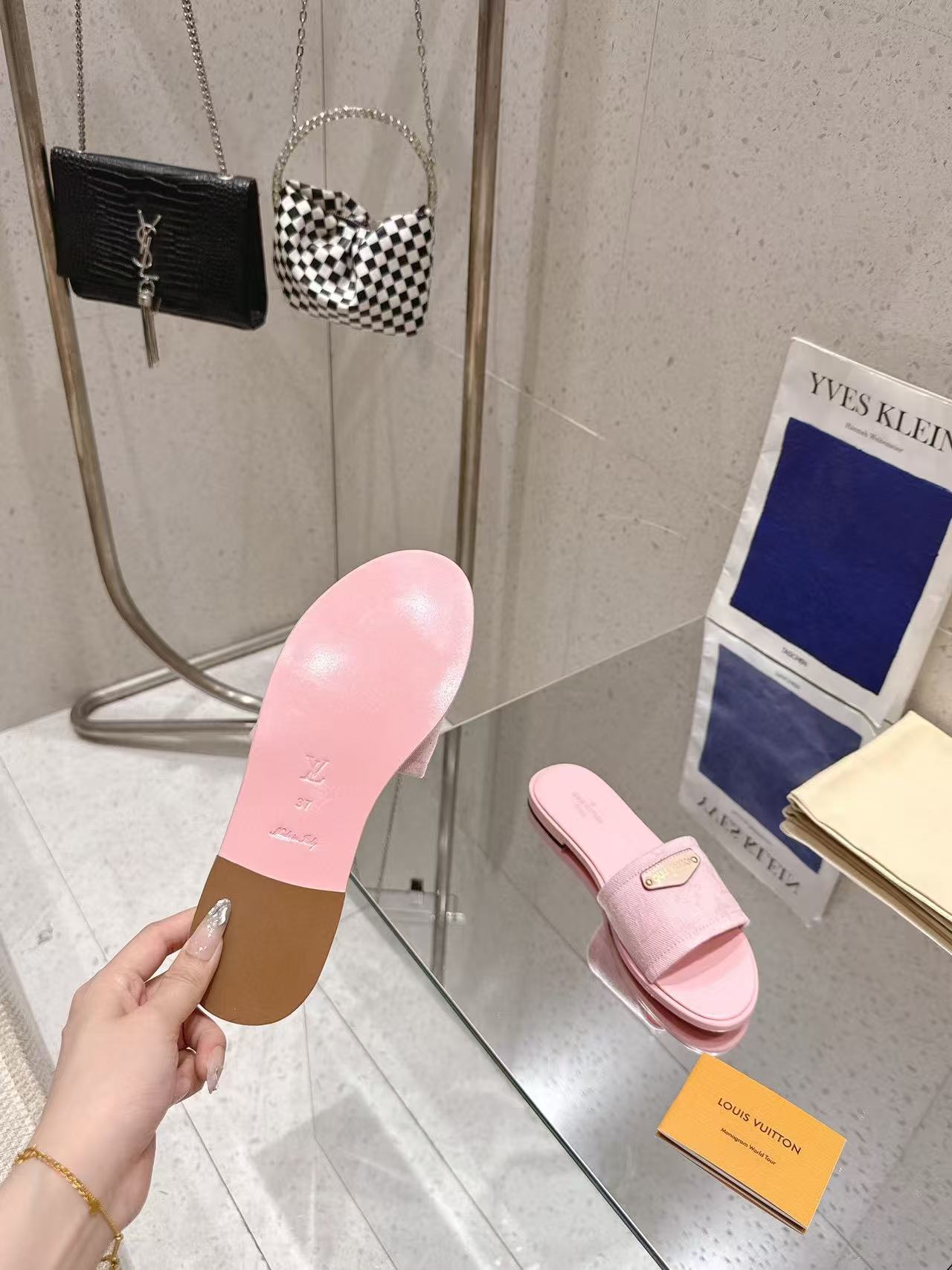 LVの高品質エンボス加工シープスキンスリッパ【50％割引+送料無料】