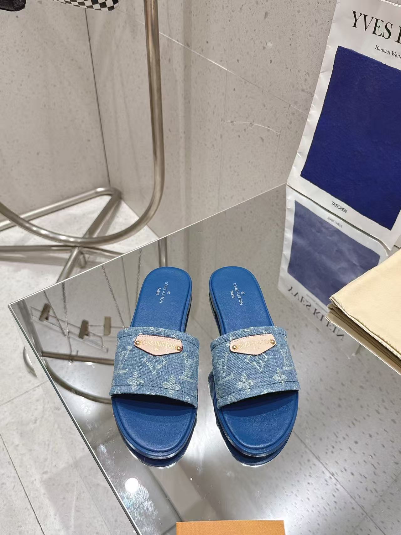 LVの高品質エンボス加工シープスキンスリッパ【50％割引+送料無料】