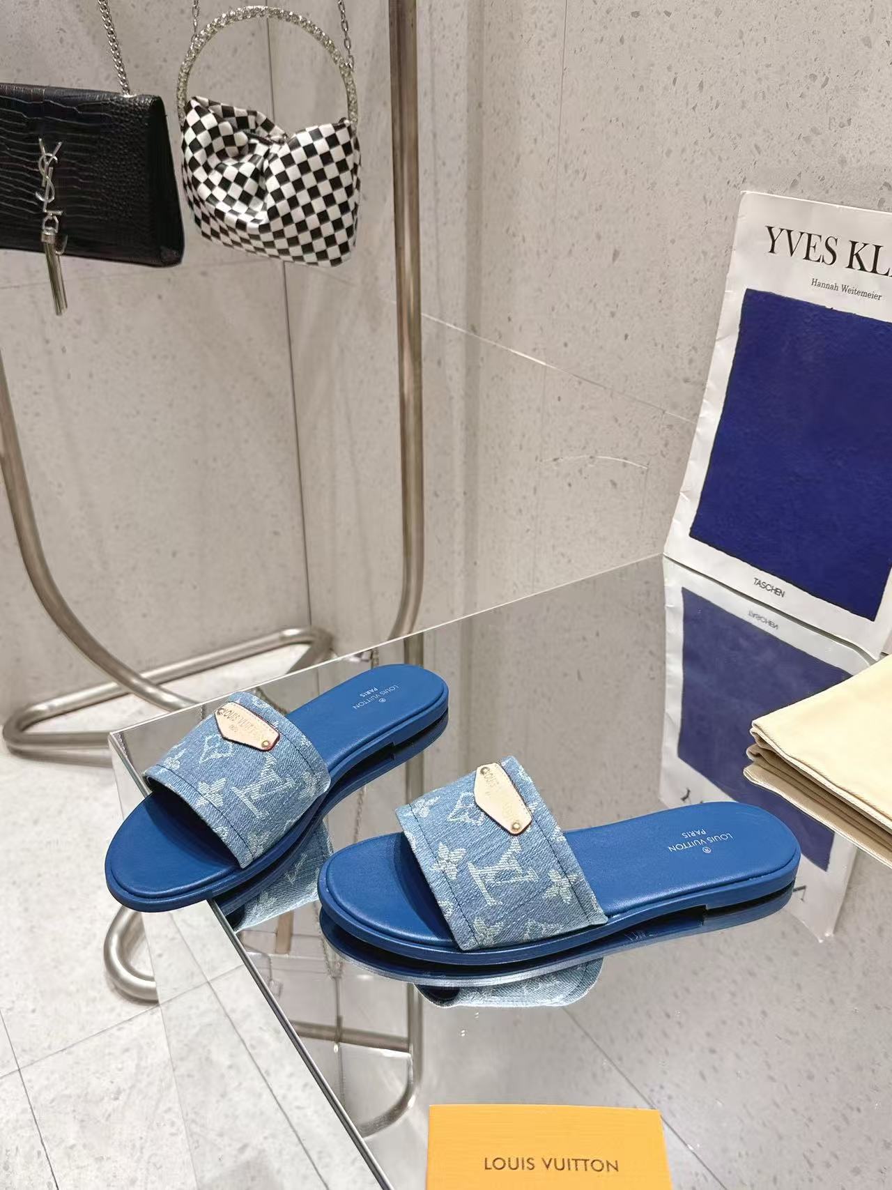 LVの高品質エンボス加工シープスキンスリッパ【50％割引+送料無料】