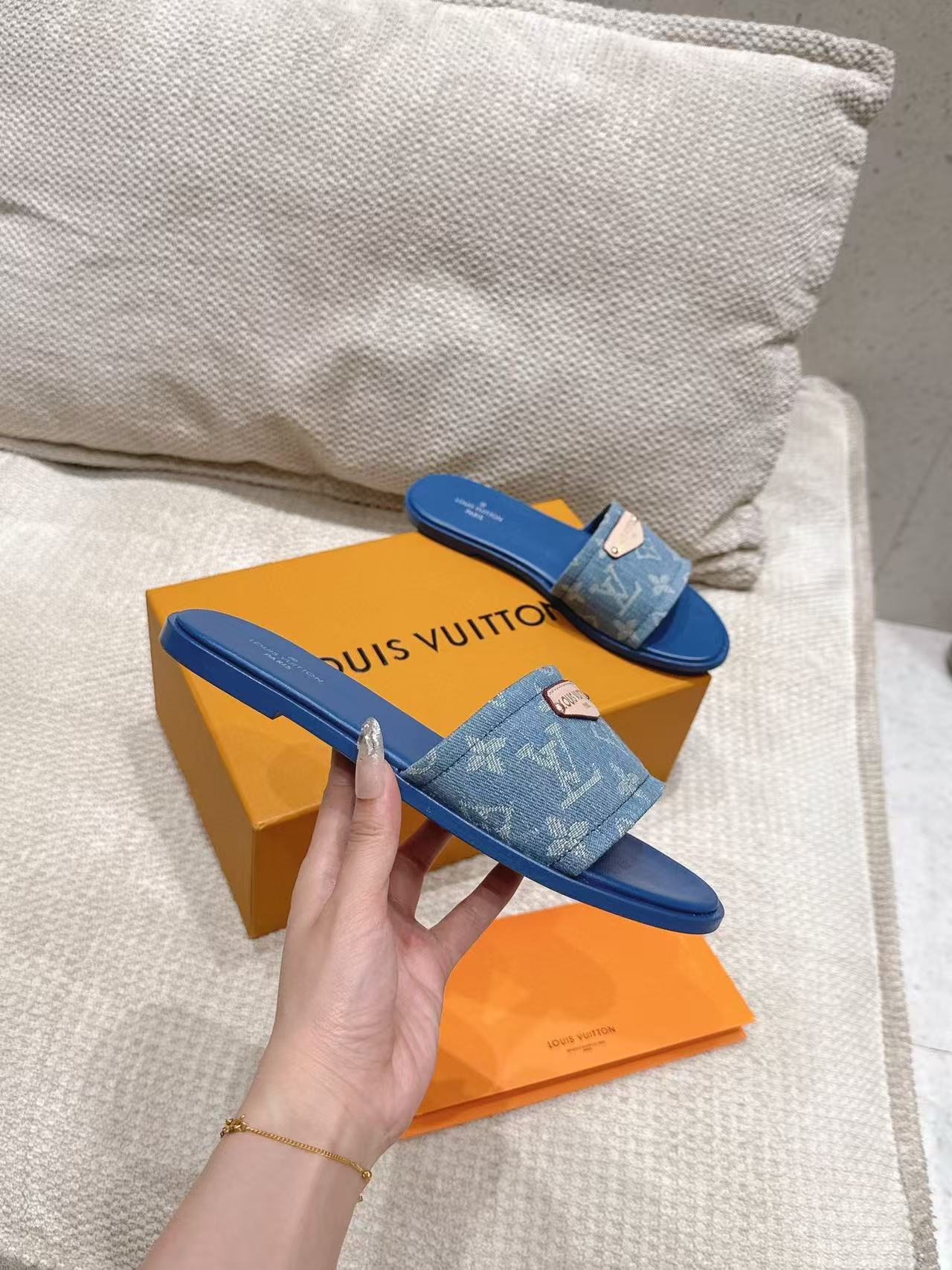 LVの高品質エンボス加工シープスキンスリッパ【50％割引+送料無料】