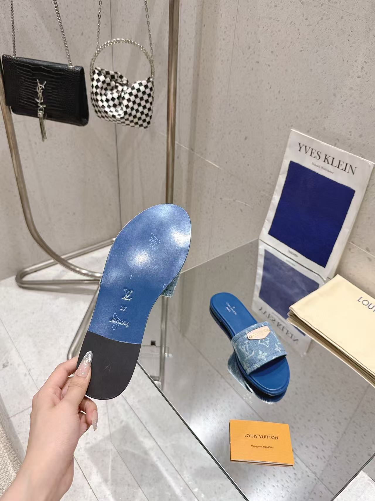 LVの高品質エンボス加工シープスキンスリッパ【50％割引+送料無料】