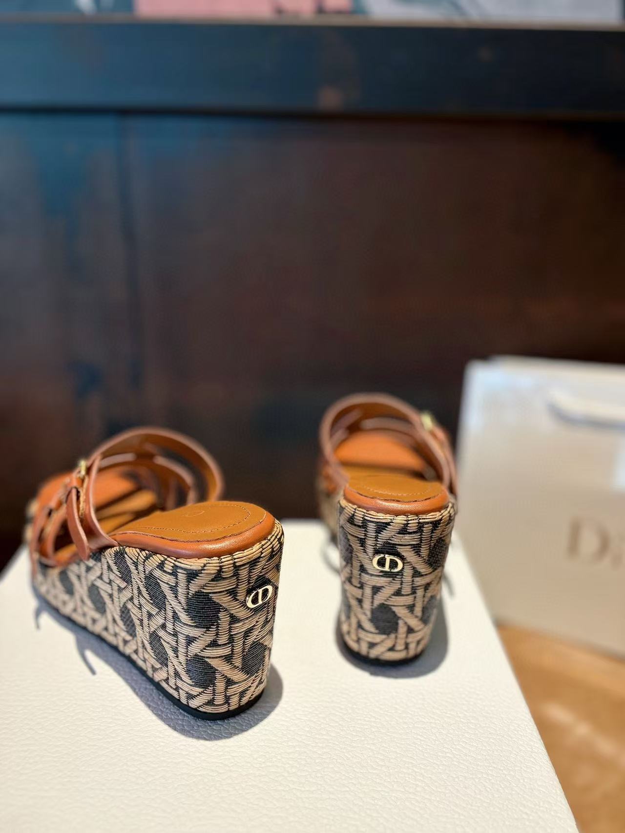 DI0Rの高品質シンプル厚底サンダル【50％割引+送料無料】