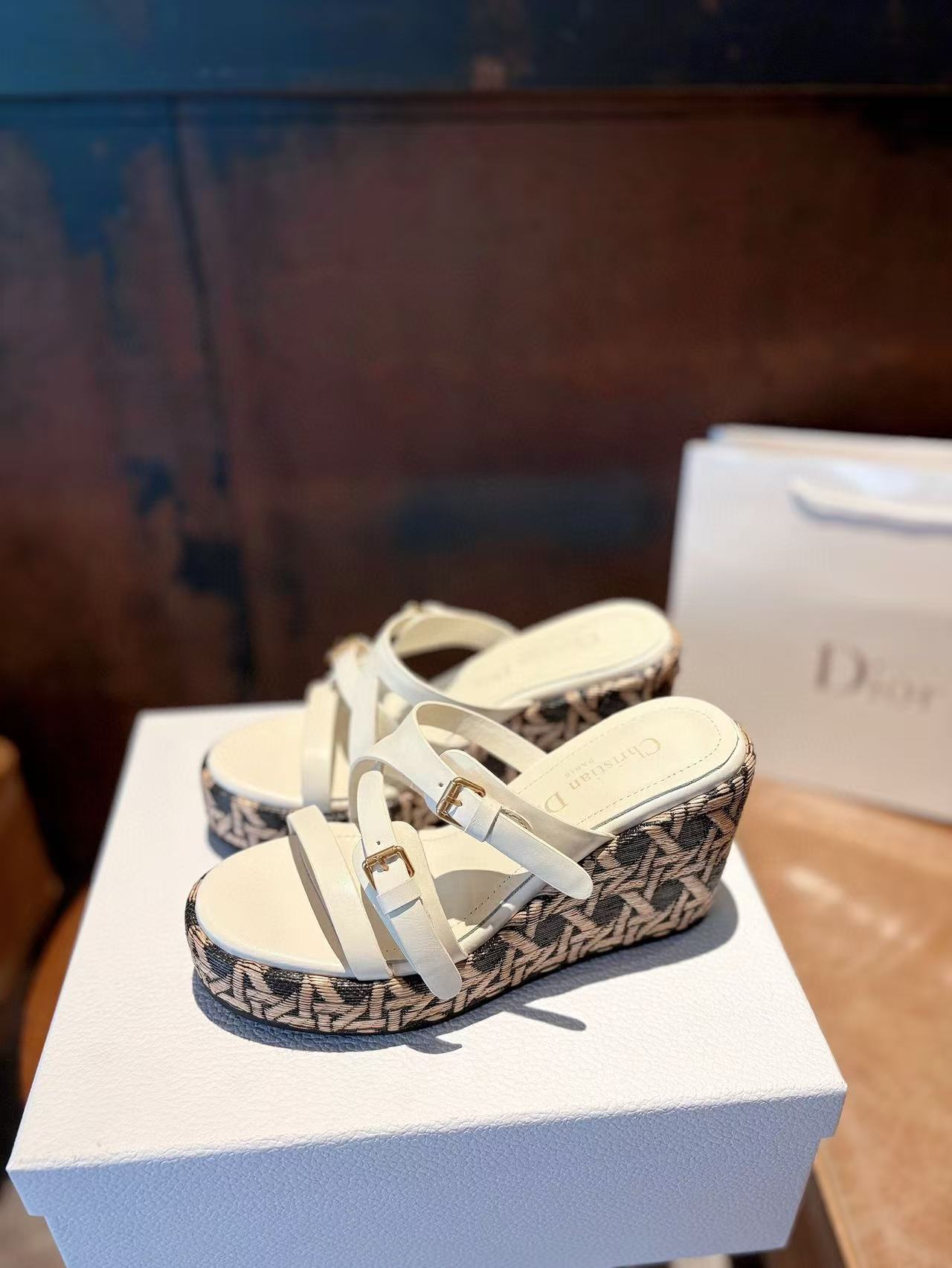 DI0Rの高品質シンプル厚底サンダル【50％割引+送料無料】