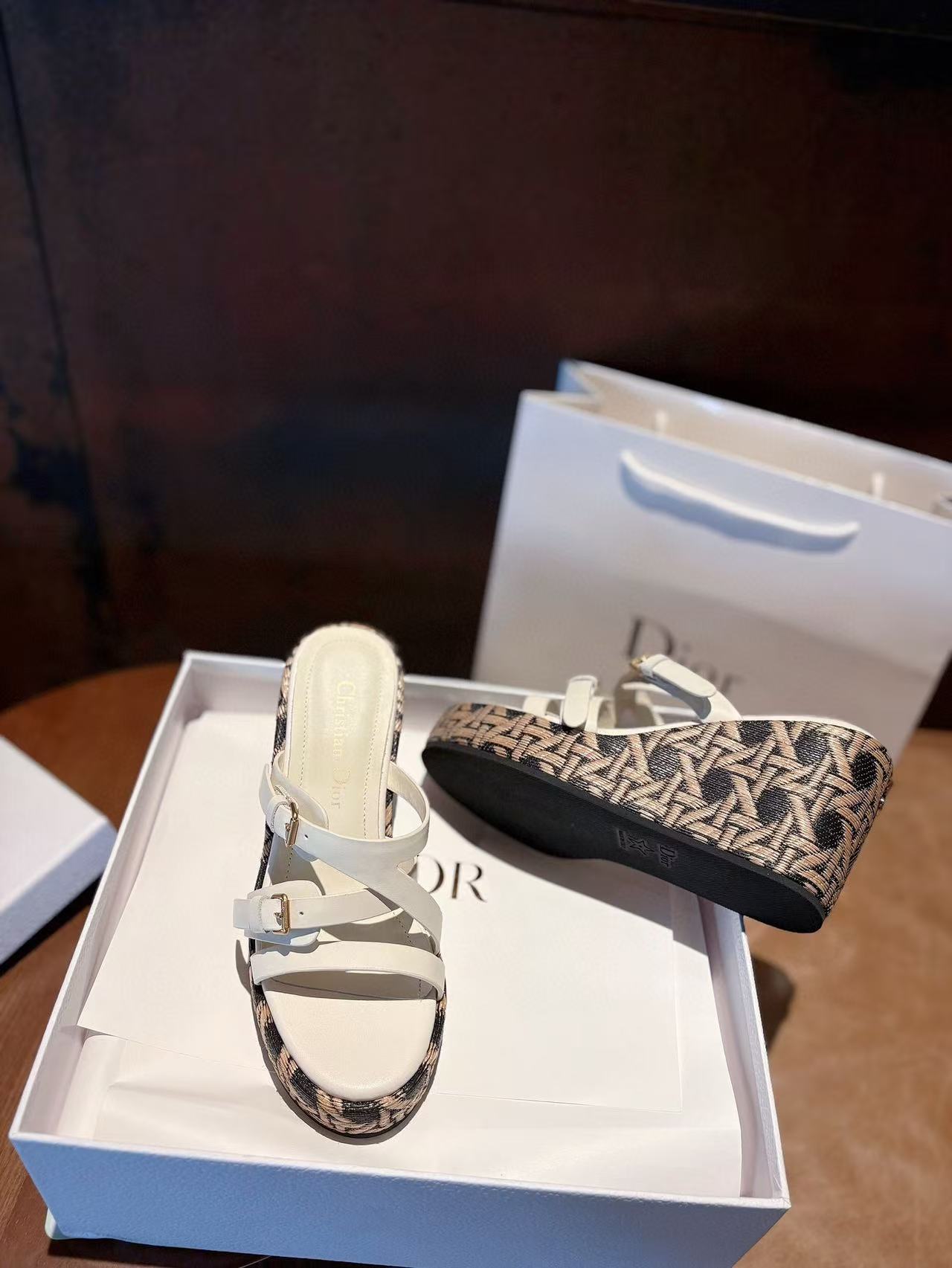 DI0Rの高品質シンプル厚底サンダル【50％割引+送料無料】