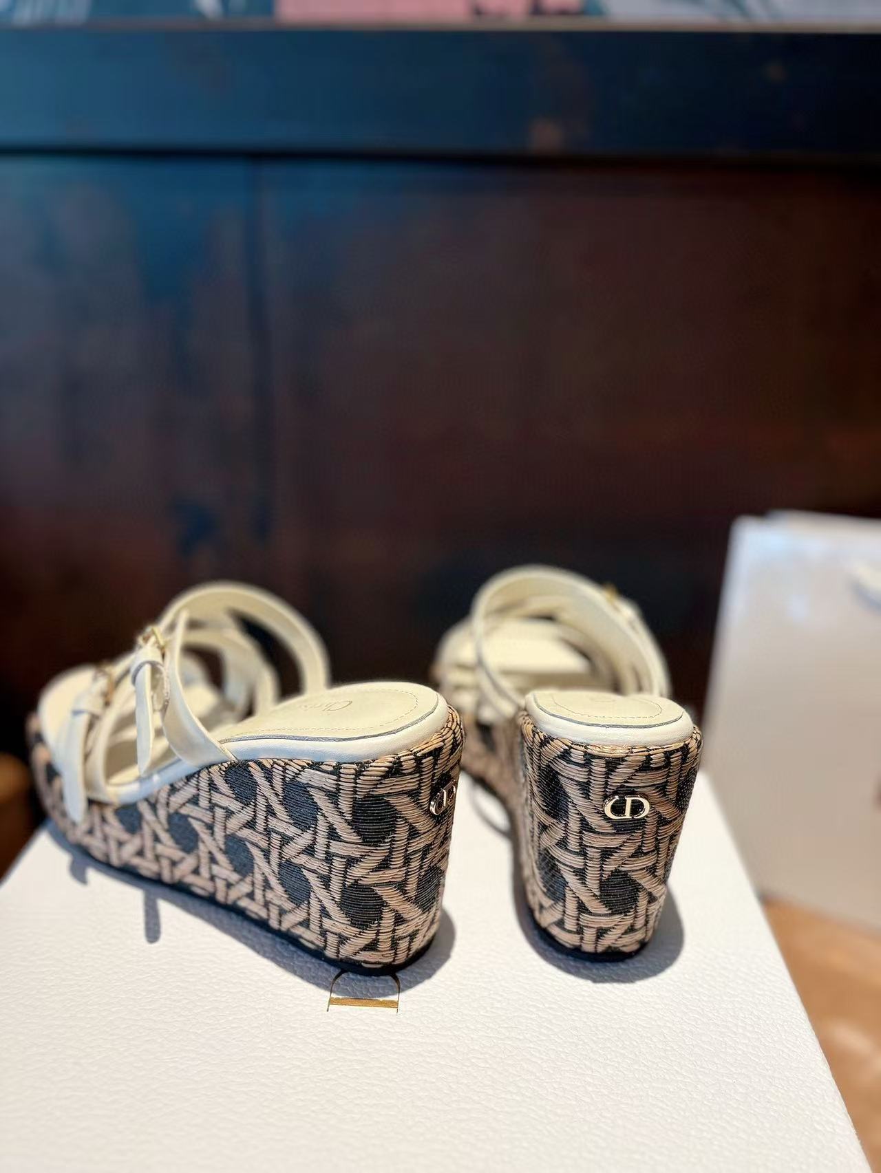 DI0Rの高品質シンプル厚底サンダル【50％割引+送料無料】