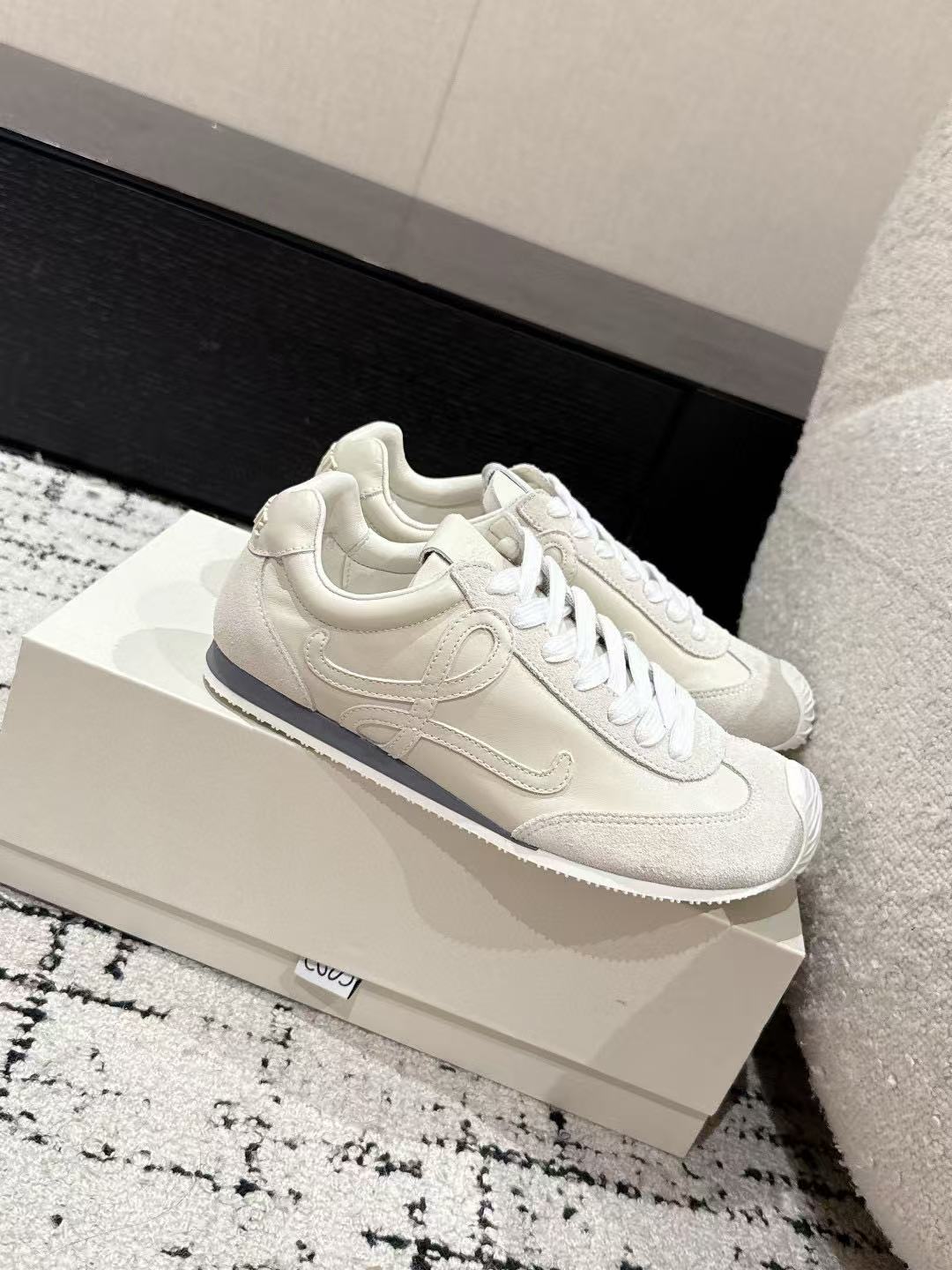 L0WEWの高品質ヴィンテージスニーカー【50％割引+送料無料】