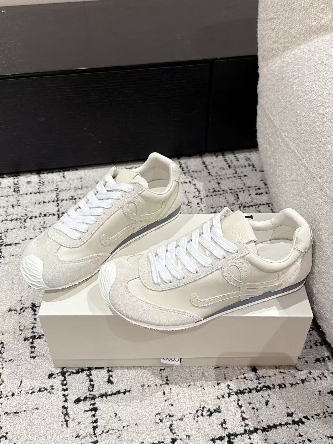 L0WEWの高品質ヴィンテージスニーカー【50％割引+送料無料】