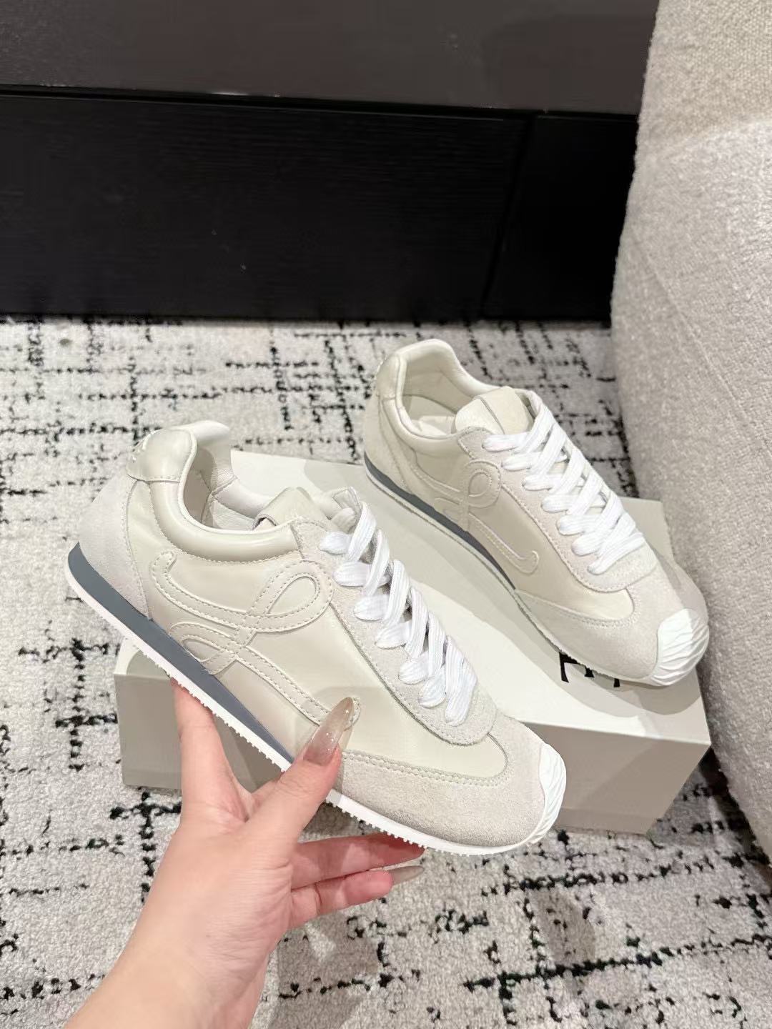 L0WEWの高品質ヴィンテージスニーカー【50％割引+送料無料】