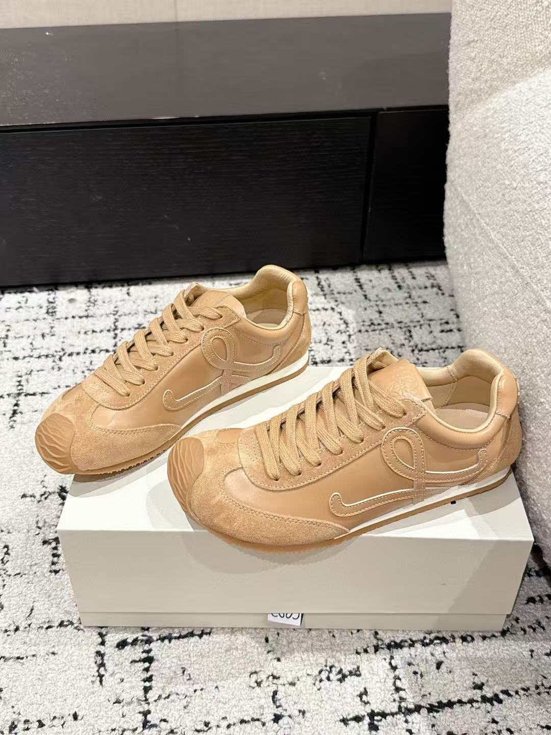 L0WEWの高品質ヴィンテージスニーカー【50％割引+送料無料】