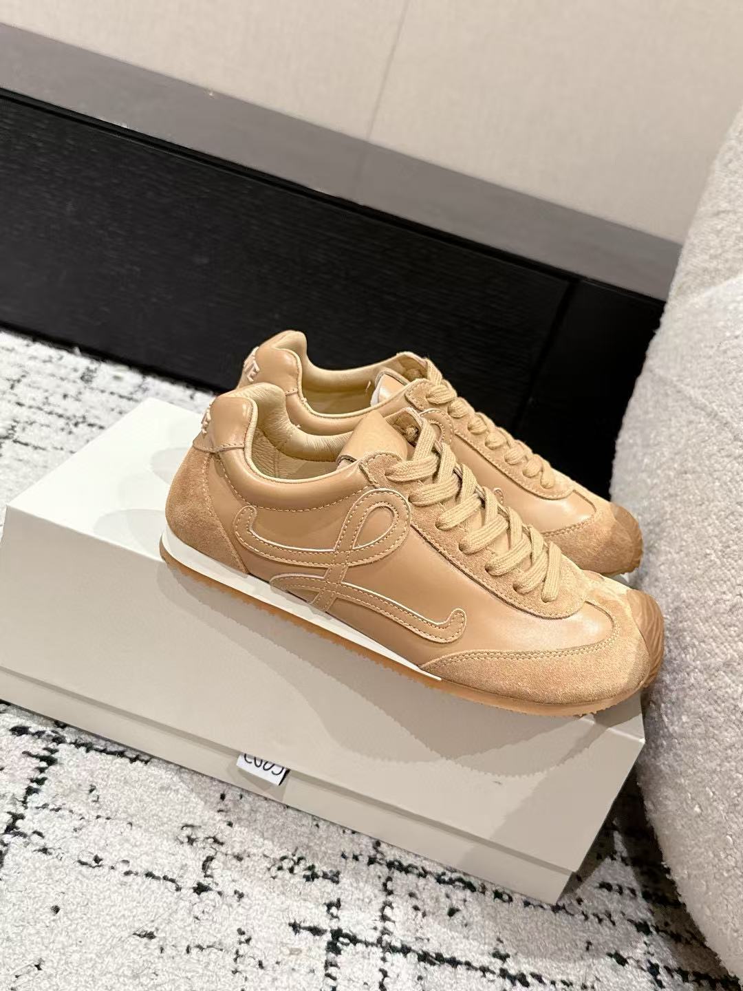 L0WEWの高品質ヴィンテージスニーカー【50％割引+送料無料】