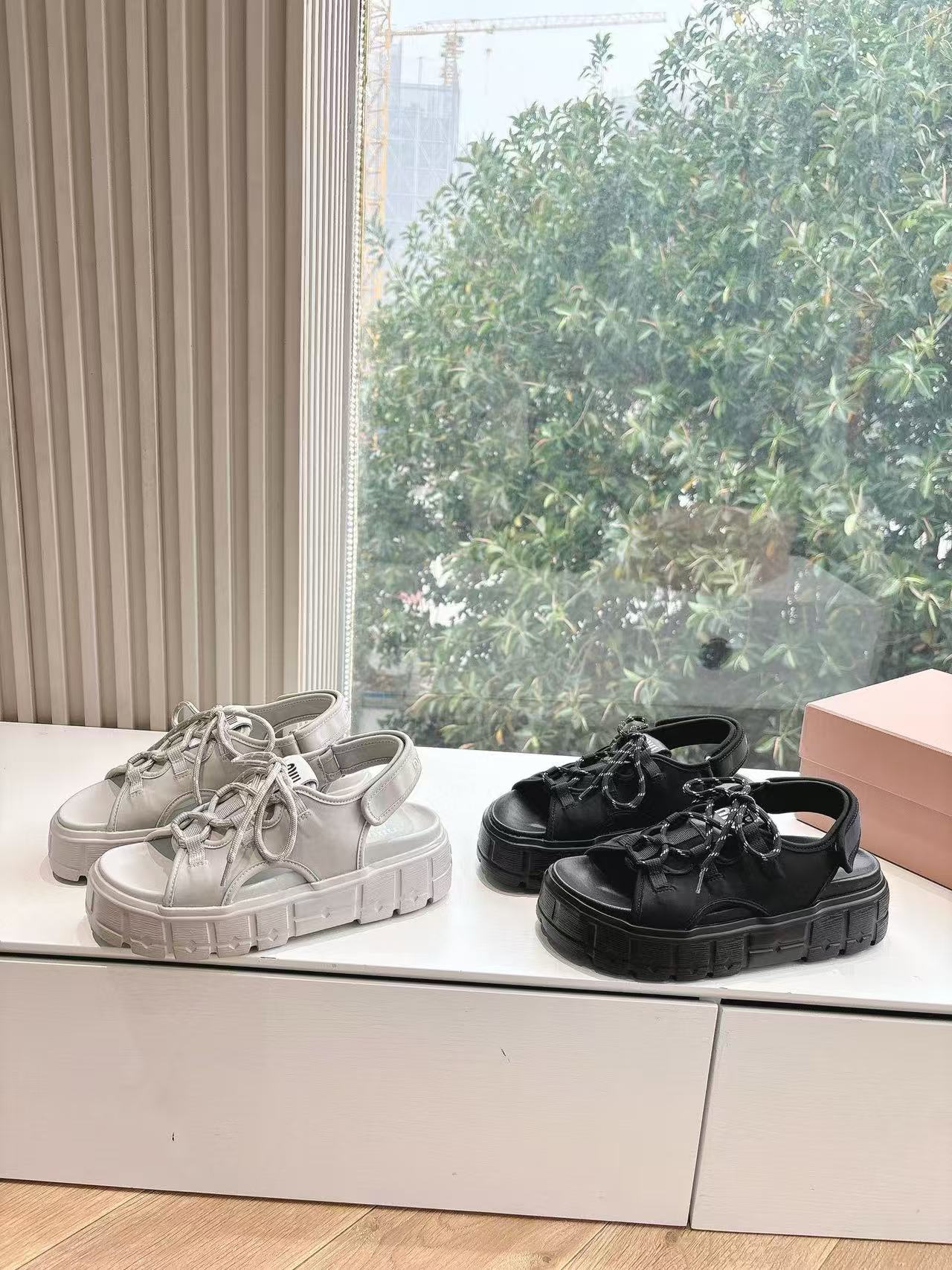 M1UM1U 高品質中空織サンダル【50％割引+送料無料】