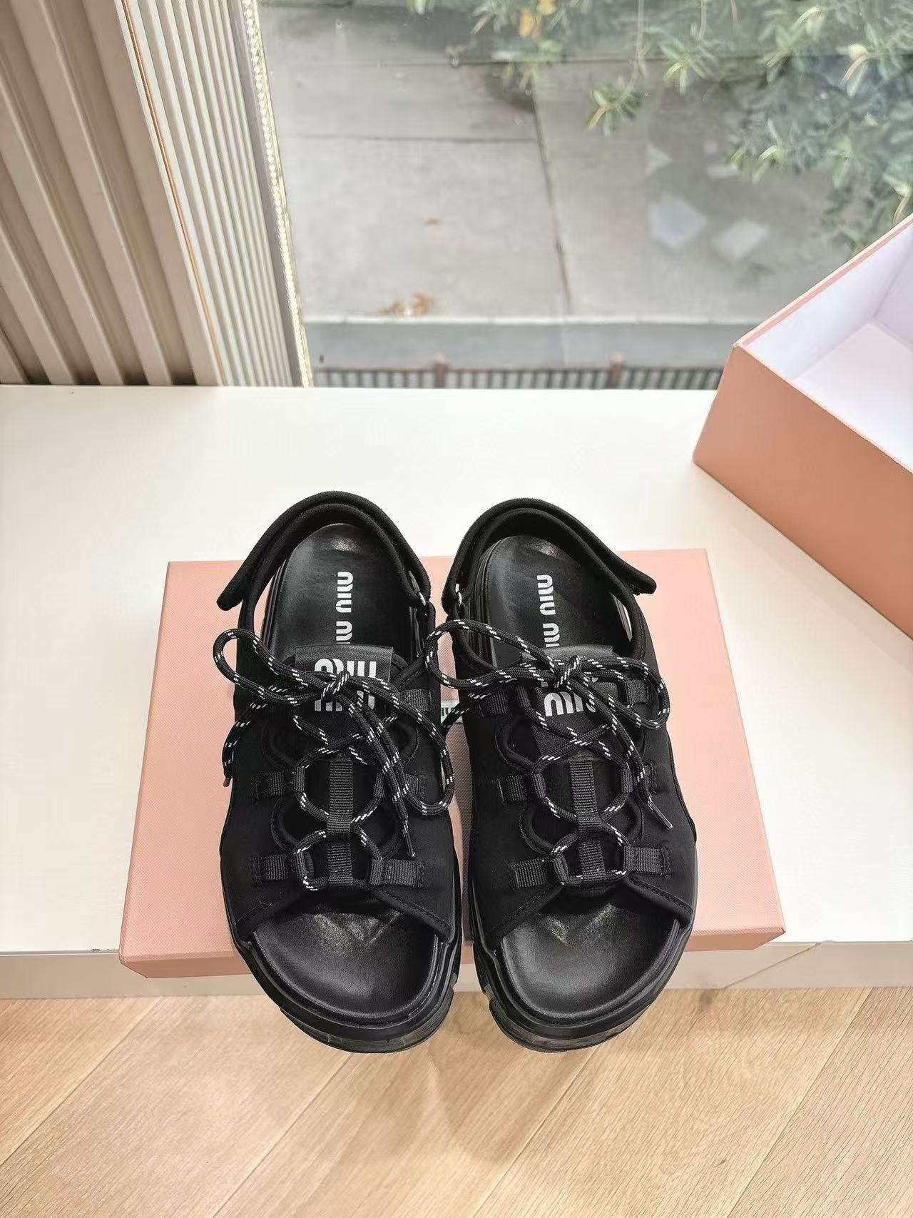 M1UM1U 高品質中空織サンダル【50％割引+送料無料】